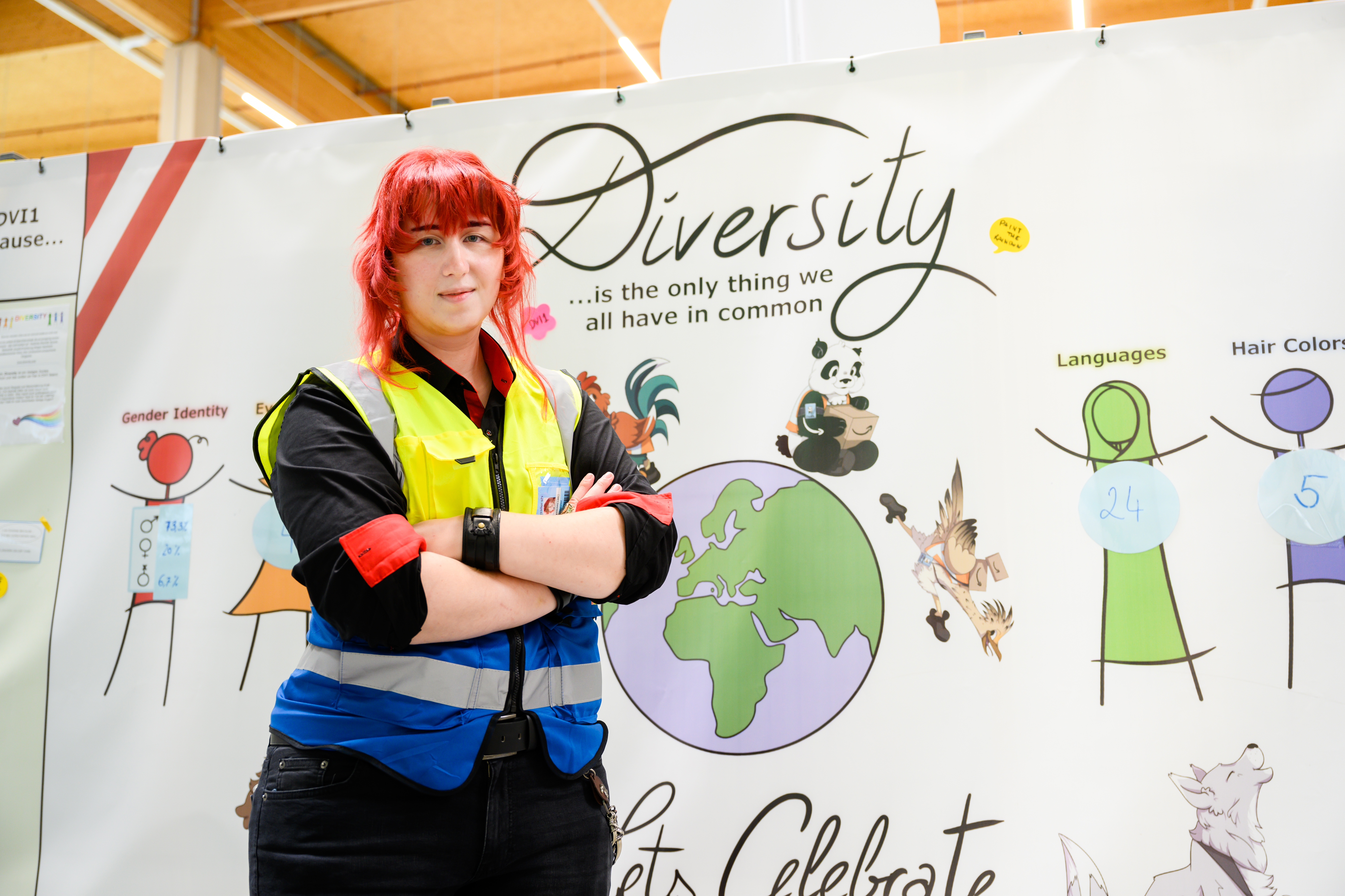 Leo vor der Diversity Wall im Verteilzentrum, die er selbst gestaltet hat.