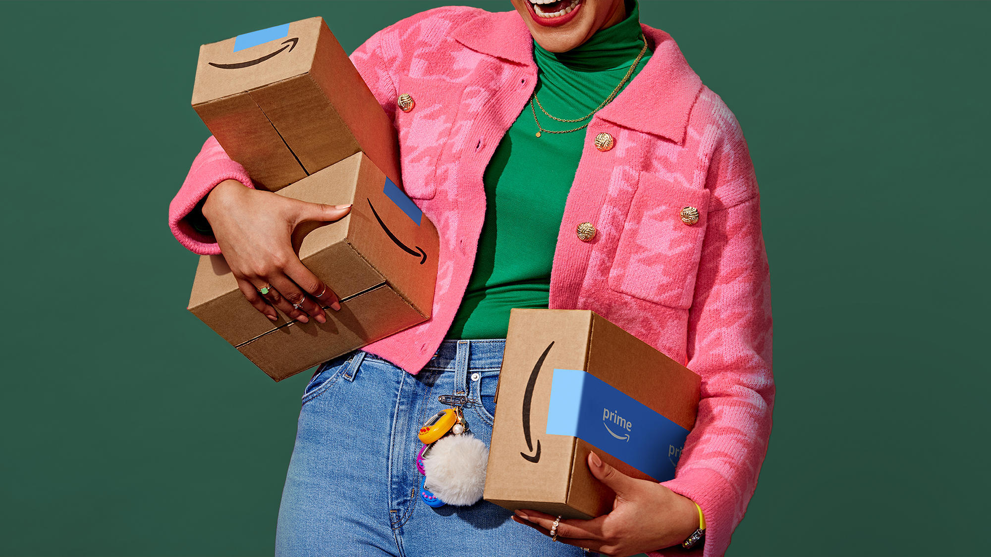 Eine Person hält Amazon-Prime-Pakete in den Armen. 