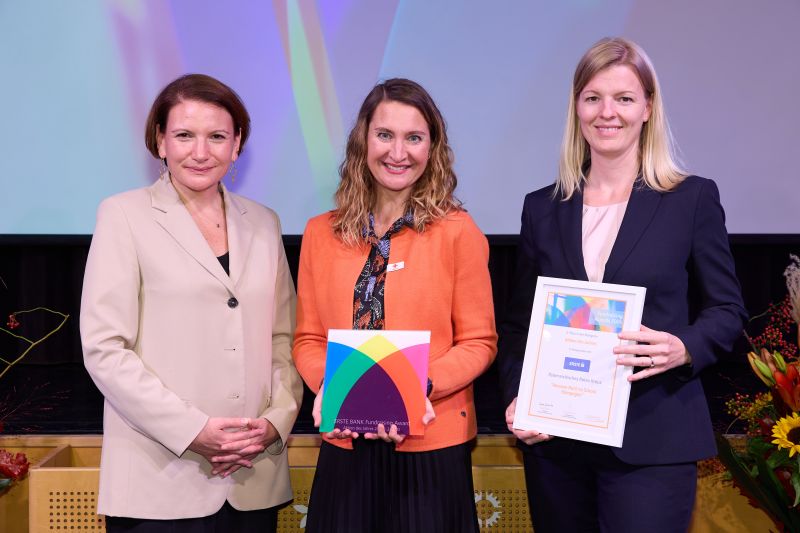 Daniela Plekat, Interim Country Lead Austria (rechts im Bild) und Magdalena Huber-Schwarz, zuständig für Unternehmenskooperationen beim Österreichischen Roten Kreuz, nehmen den Fundraising Award entgegen.