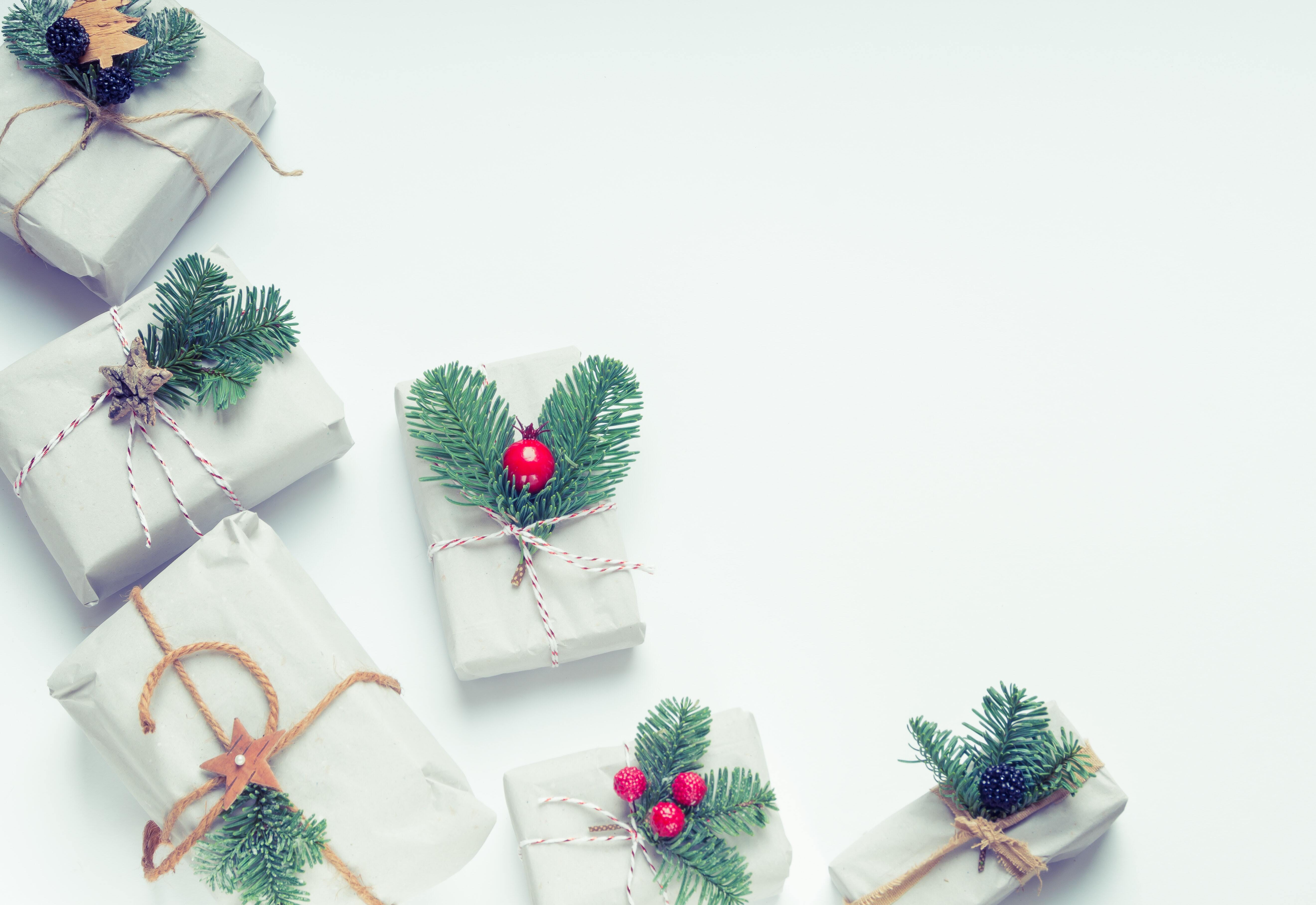 Weihnachtlich verpackte Geschenke liegen auf dem Tisch