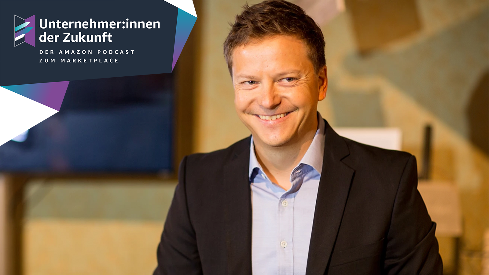 Podcastgast Markus Schöberl neben Logo des Amazon Podcast Unternehmer:innen der Zukunft, der sich an Seller und Verkaufspartner des Marketplace richtet.