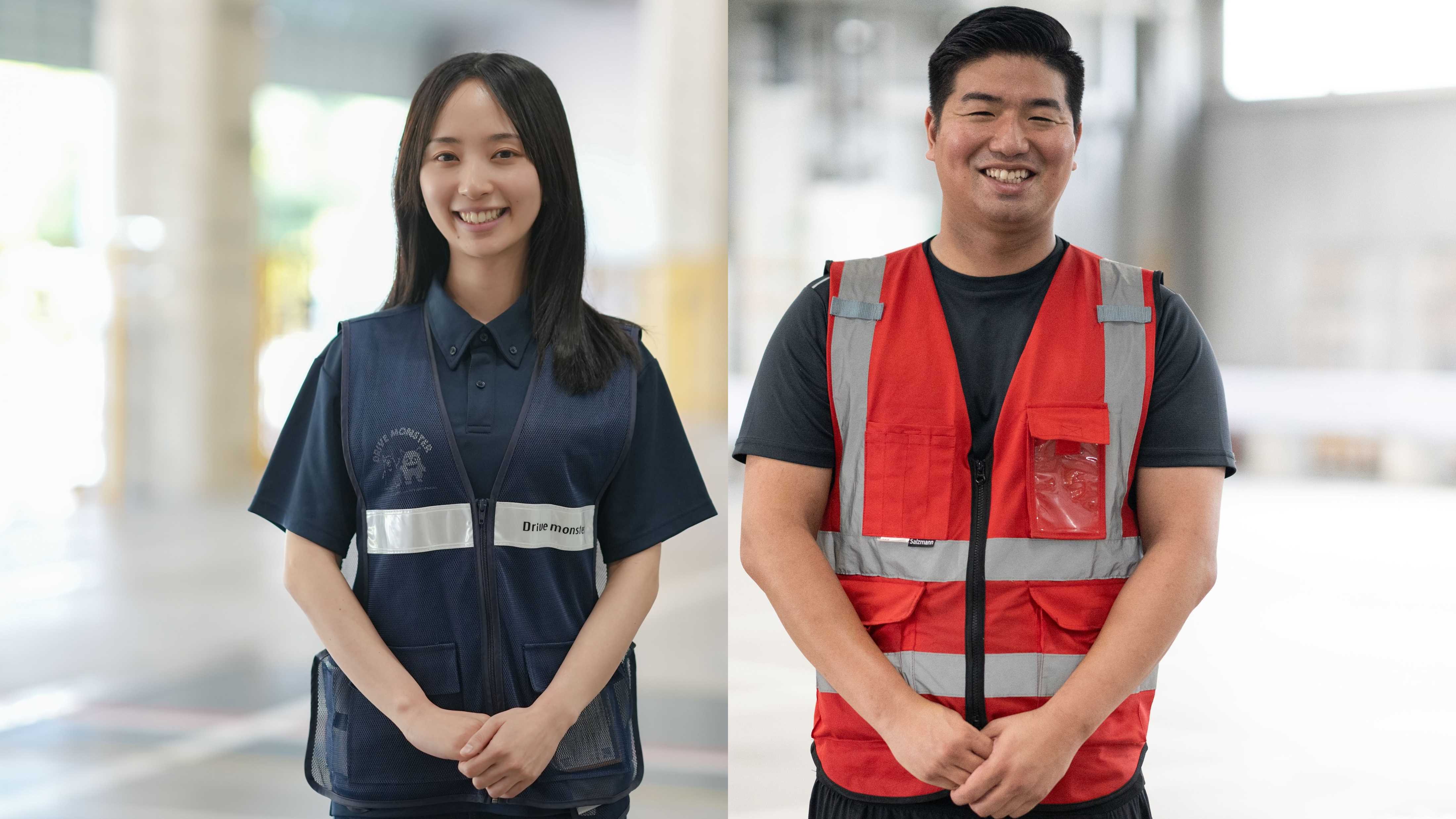 2枚の写真を1枚にした。左側には青いシャツとベストを着ている女性、右側には黒いTシャツと赤いベストを着ている男性。ふたりとも笑顔。