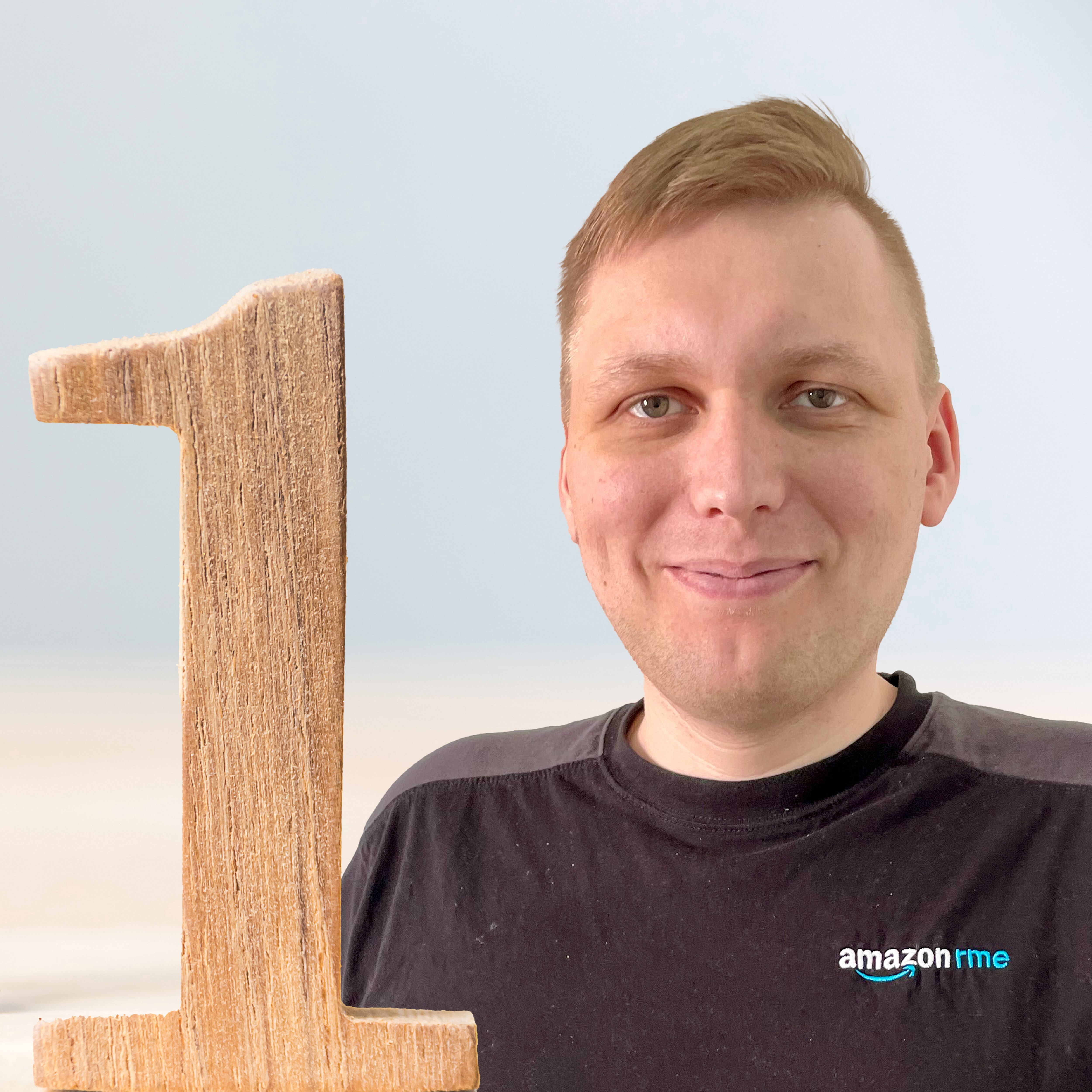 Porträt von Daniel Haker mit einer Eins