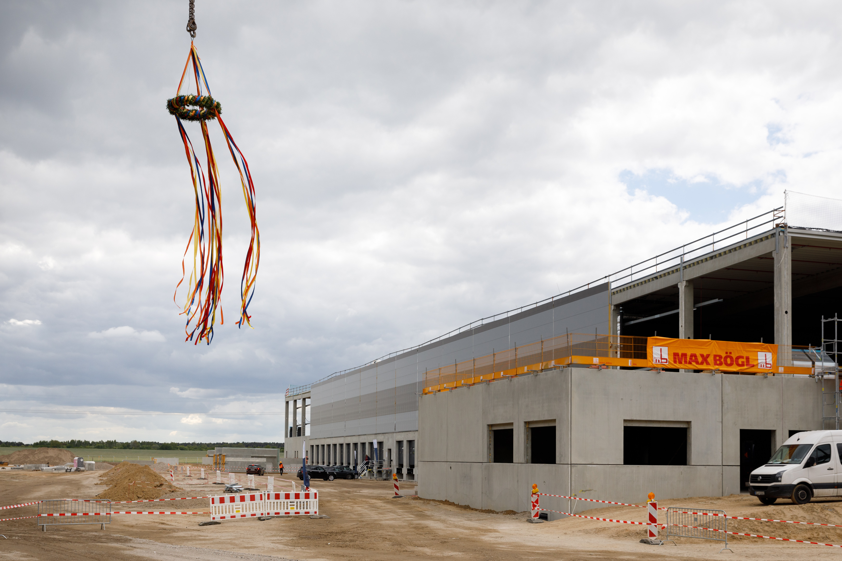 Ein Rohbau auf einer Baustelle, im Bild sieht man einen Richtkranz