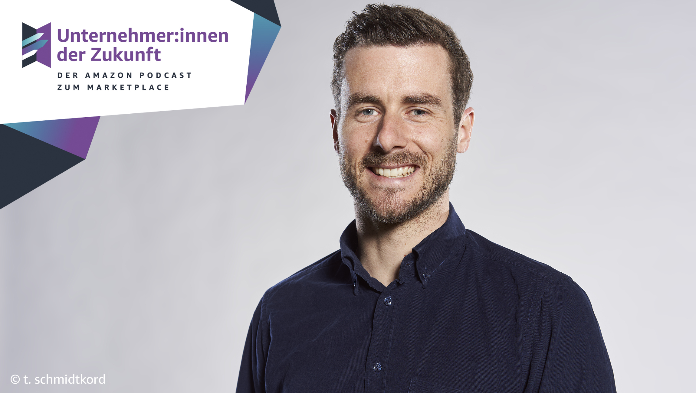 Porträt von Chief Digital Officer Christian Sprinkmeyey von Tonies mit Unternehmer:innen der Zukunft Logo.