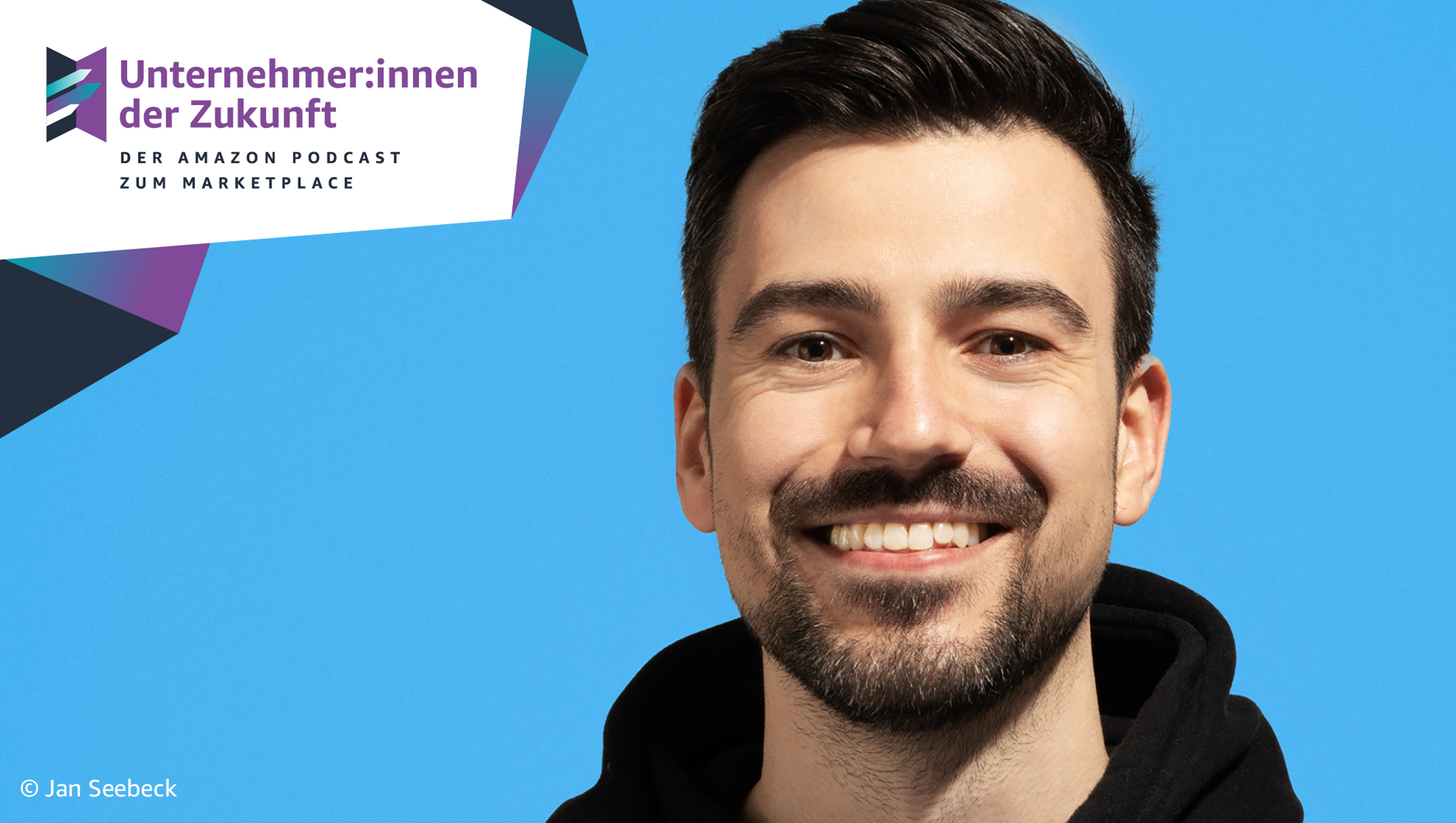 Team Lead Marketplaces & International Expansion Jonathan Franke von Reishunger vor einem blauen Hintergrund mit dem Logo von Unternehmer:innen der Zukunft - Der Amazon Podcast zum Marketplace