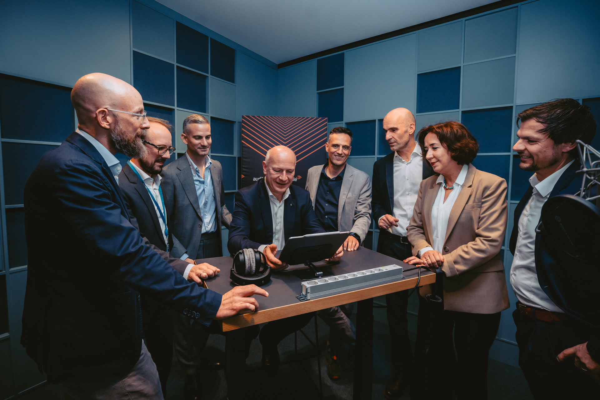 Der Berliner Bürgermeister Kai Wegner zu Gast bei Amazon im Audible Studio Berlin. 