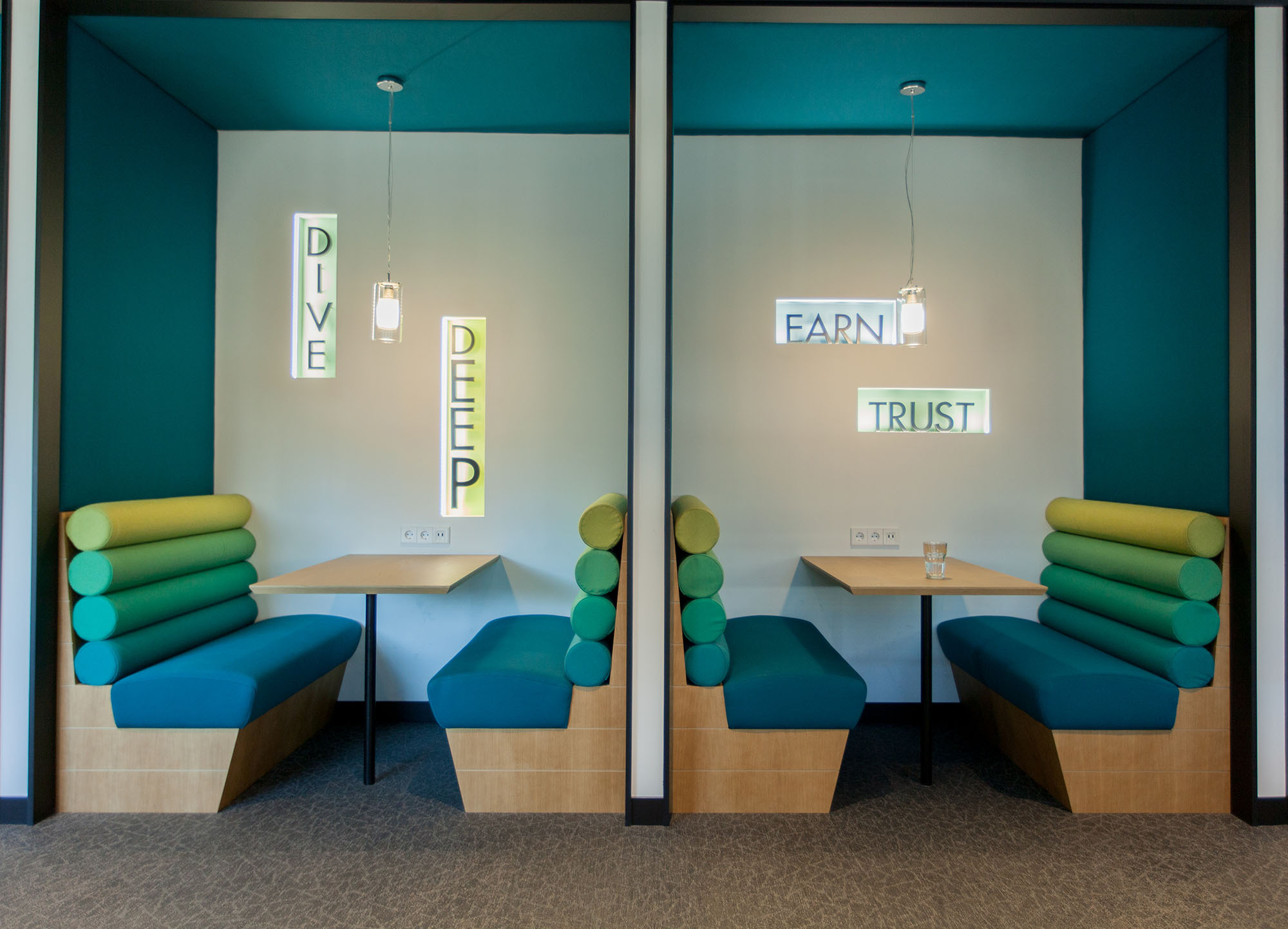 zwei bunte meeting inseln mit den schriftzügen dive deep und earn trust