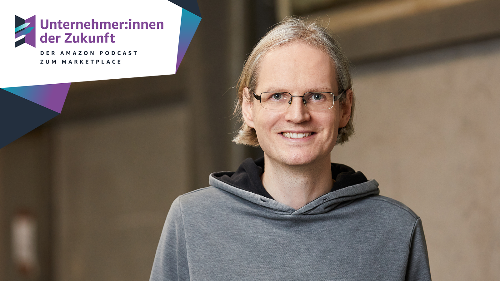 Unternehmer Florian Roth von bewusst grün neben Logo des Amazon Podcasts Unternehmer:innen der Zukunft
