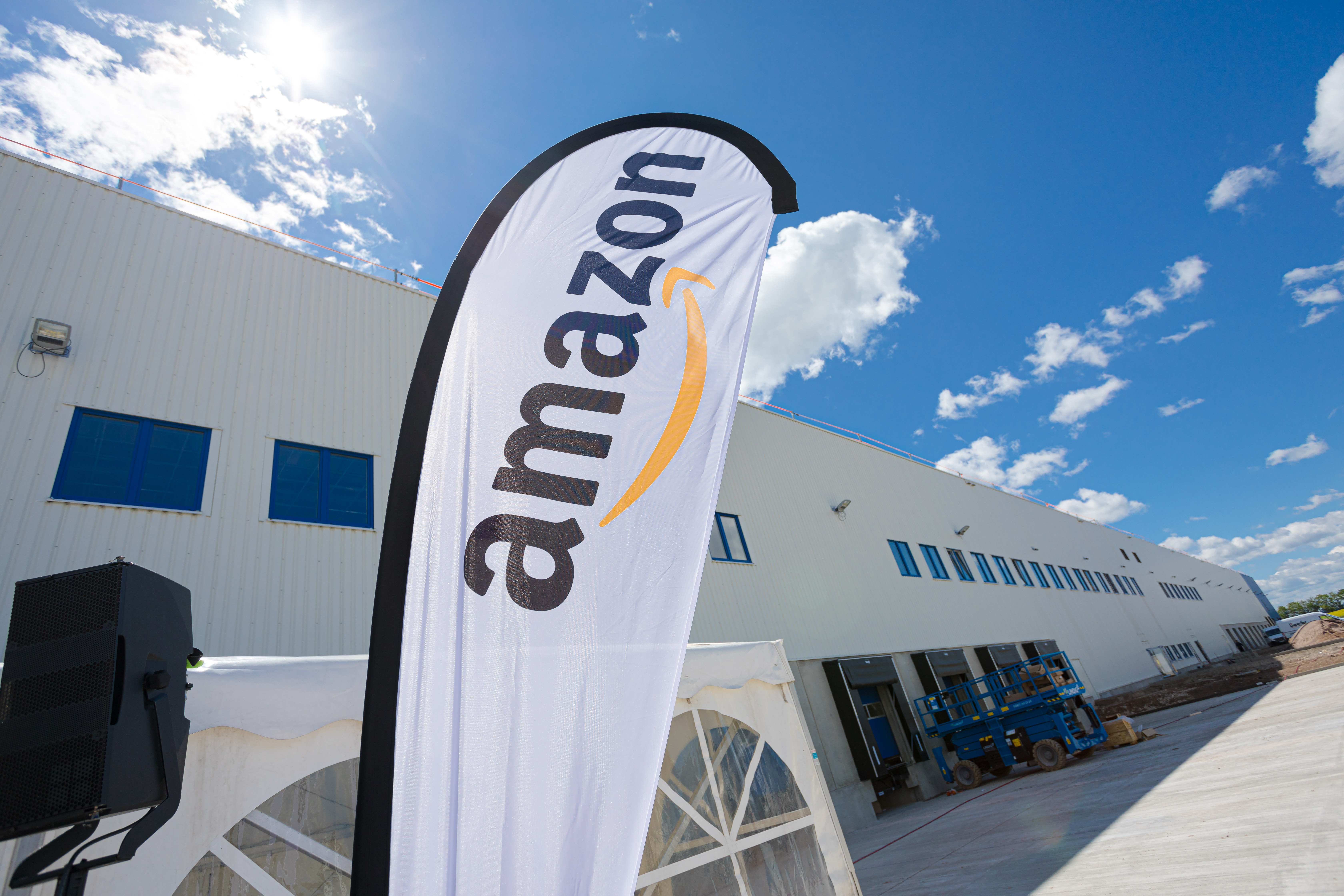 Das neue Verzeilzentrum in Erfurt: Im Vordergrund weht eine Amazon Flagge.