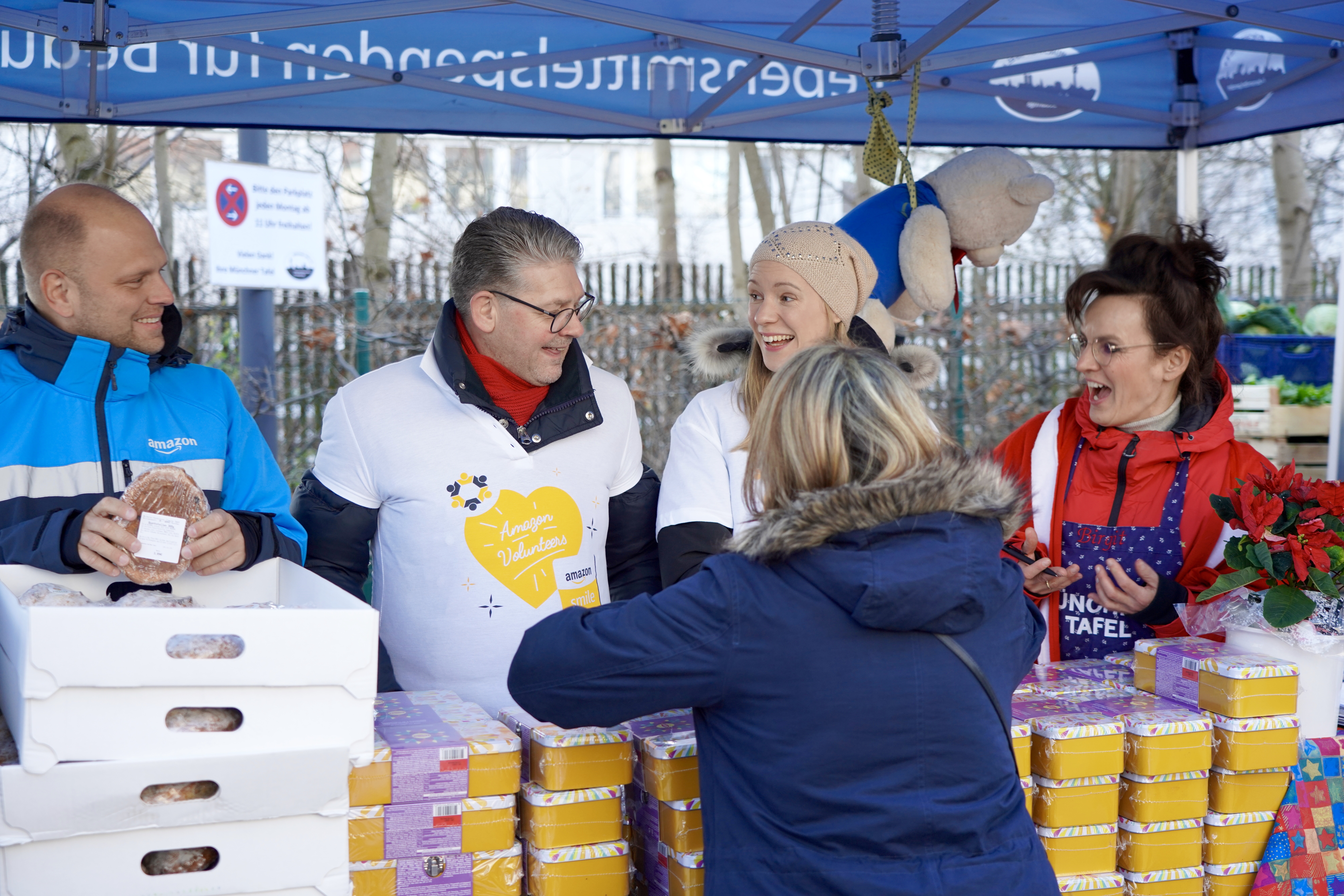 MitarbeiterInnen von Amazon und der Münchner Tafel.