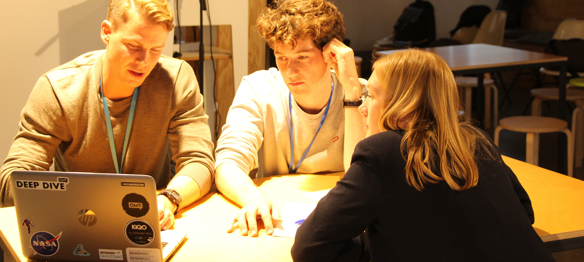 Amazon Launchpad Summit Teilnehmer sitzen am Tisch und besprechen sich.