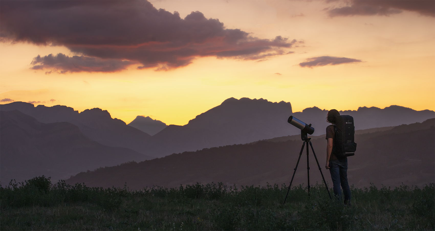 Images of the Unistellar stargazing device. 