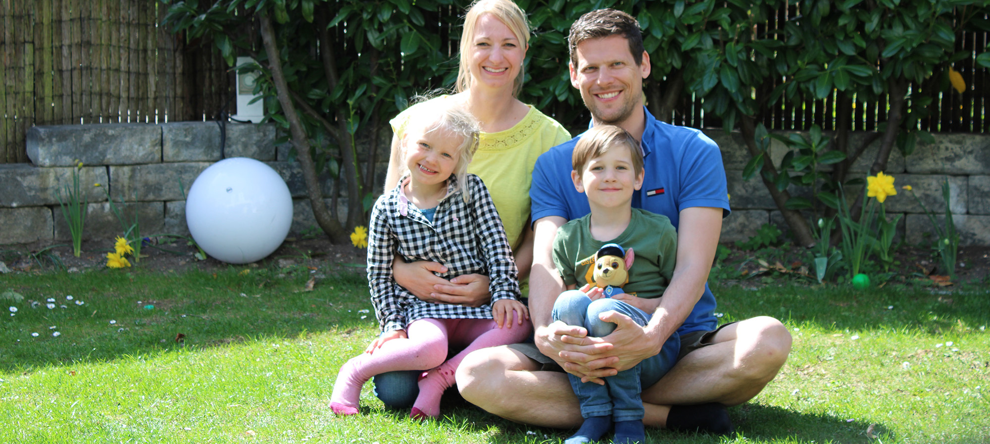 Martina und Matthias mit ihren zwei kleinen Kindern.