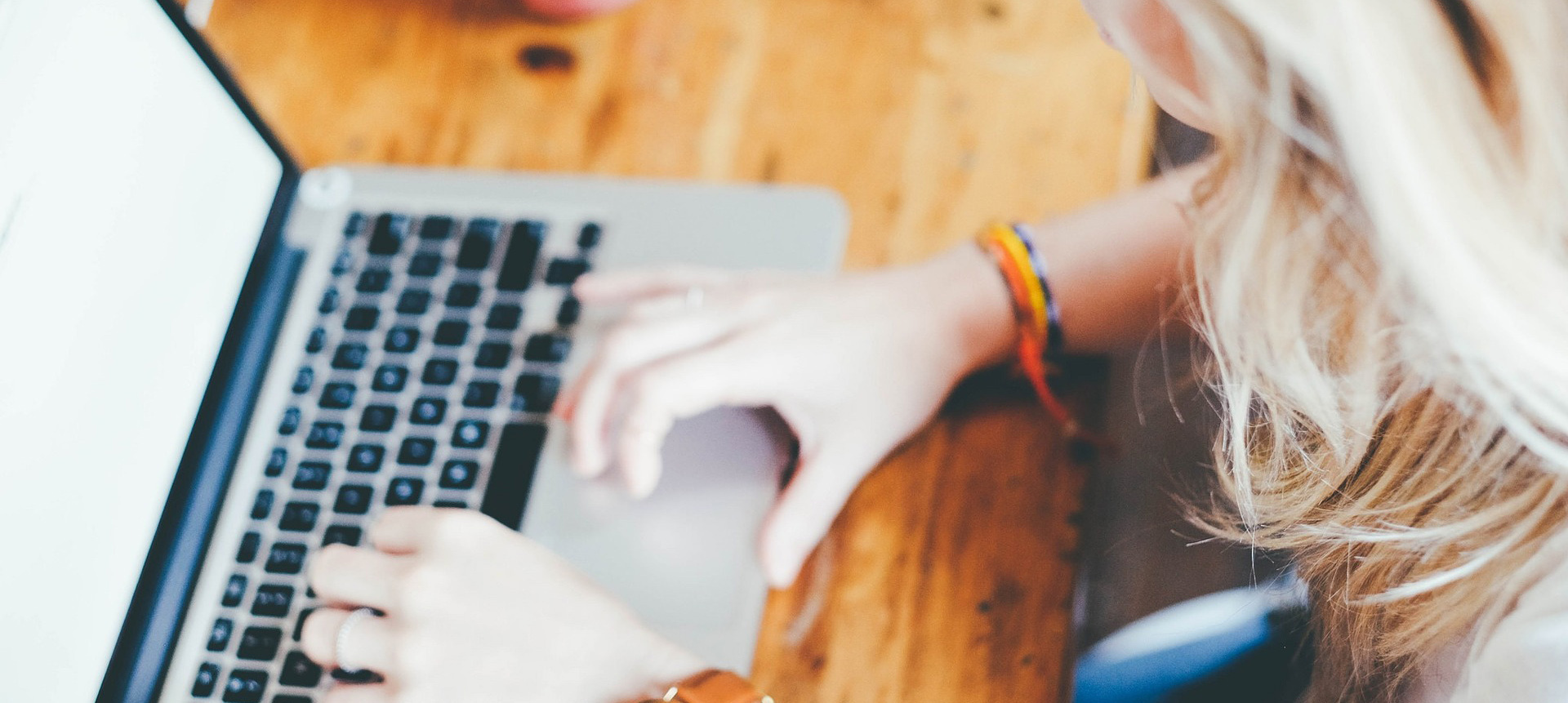 Eine junge Frau schreibt am Computer eine Rezension