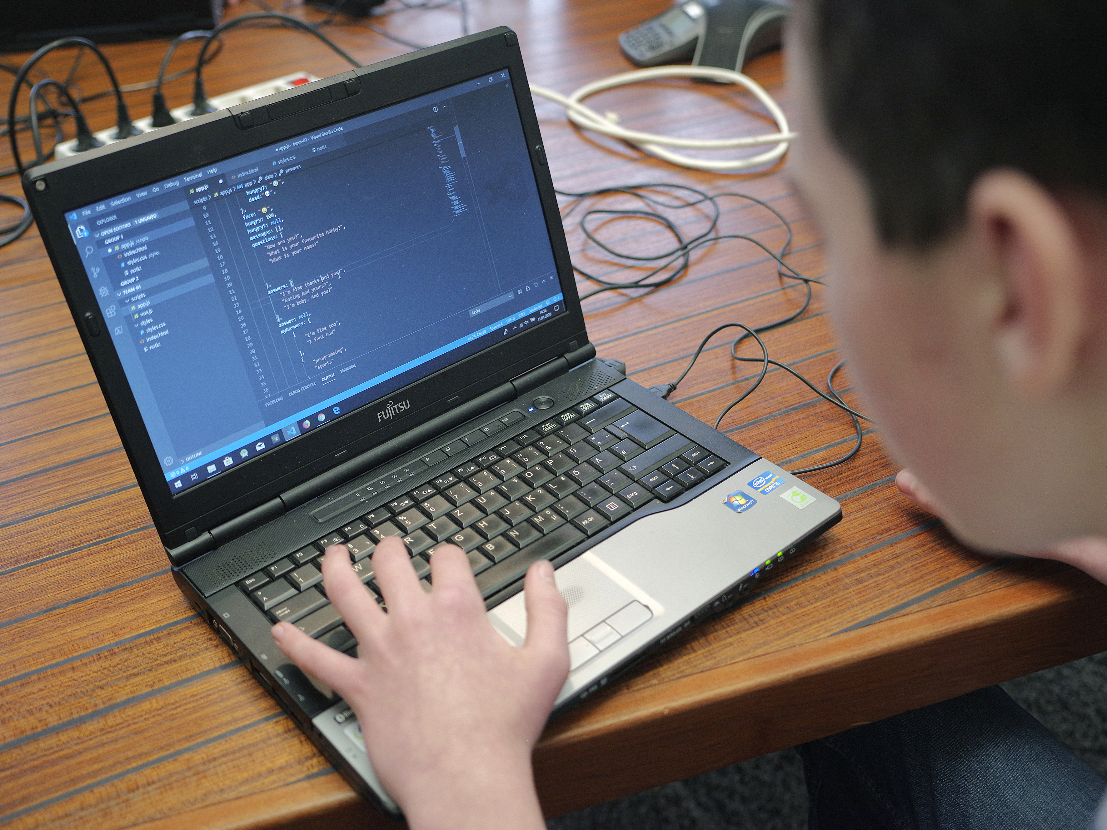 Junge tippt auf Laptop