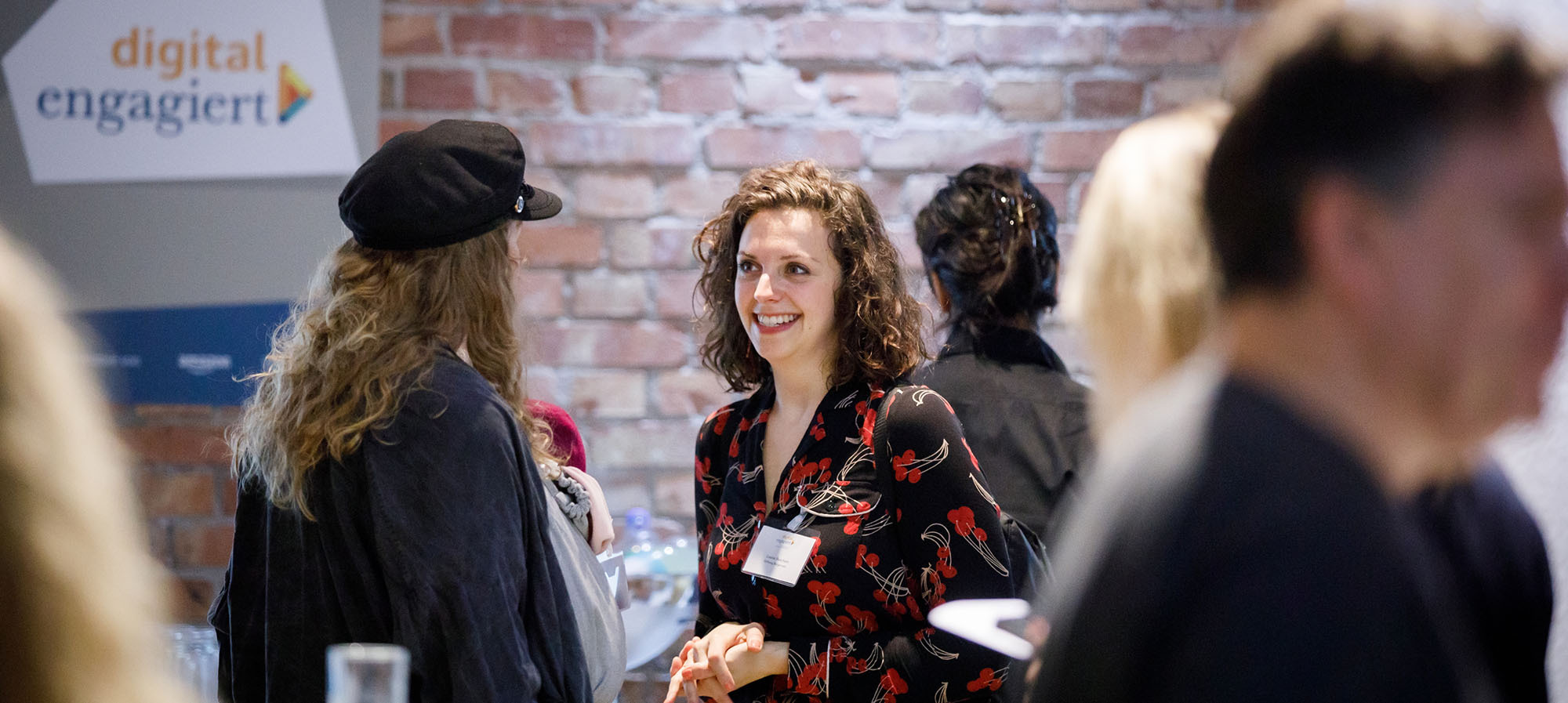 digital.engagiert Preisverleihung_Die Coachin von Oderdojo Louise Buscham im Gespräch auf der Veranstaltung von digital.engagiert.