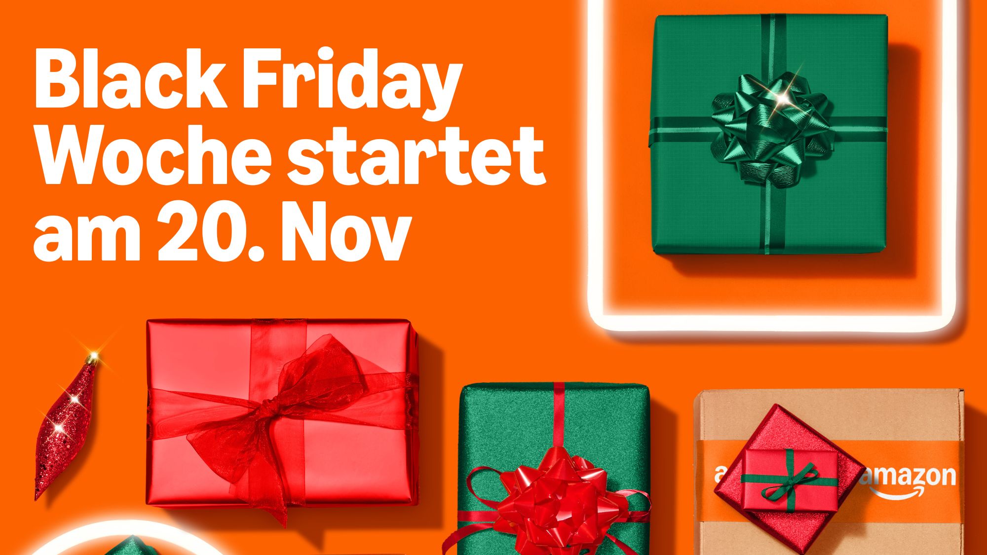 Black Friday-Verkaufsankündigung mit bunten Geschenkboxen auf orangefarbenem Hintergrund