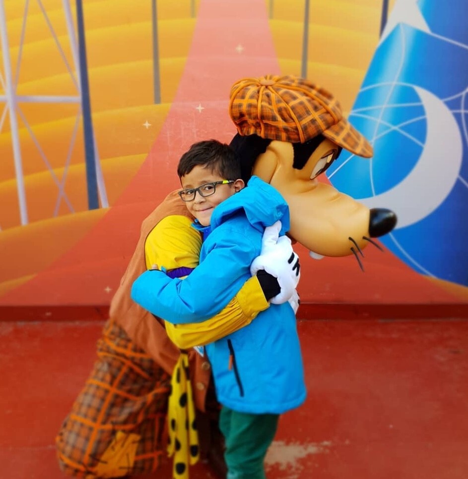 Ryan umarmt Goofey in Disneyland