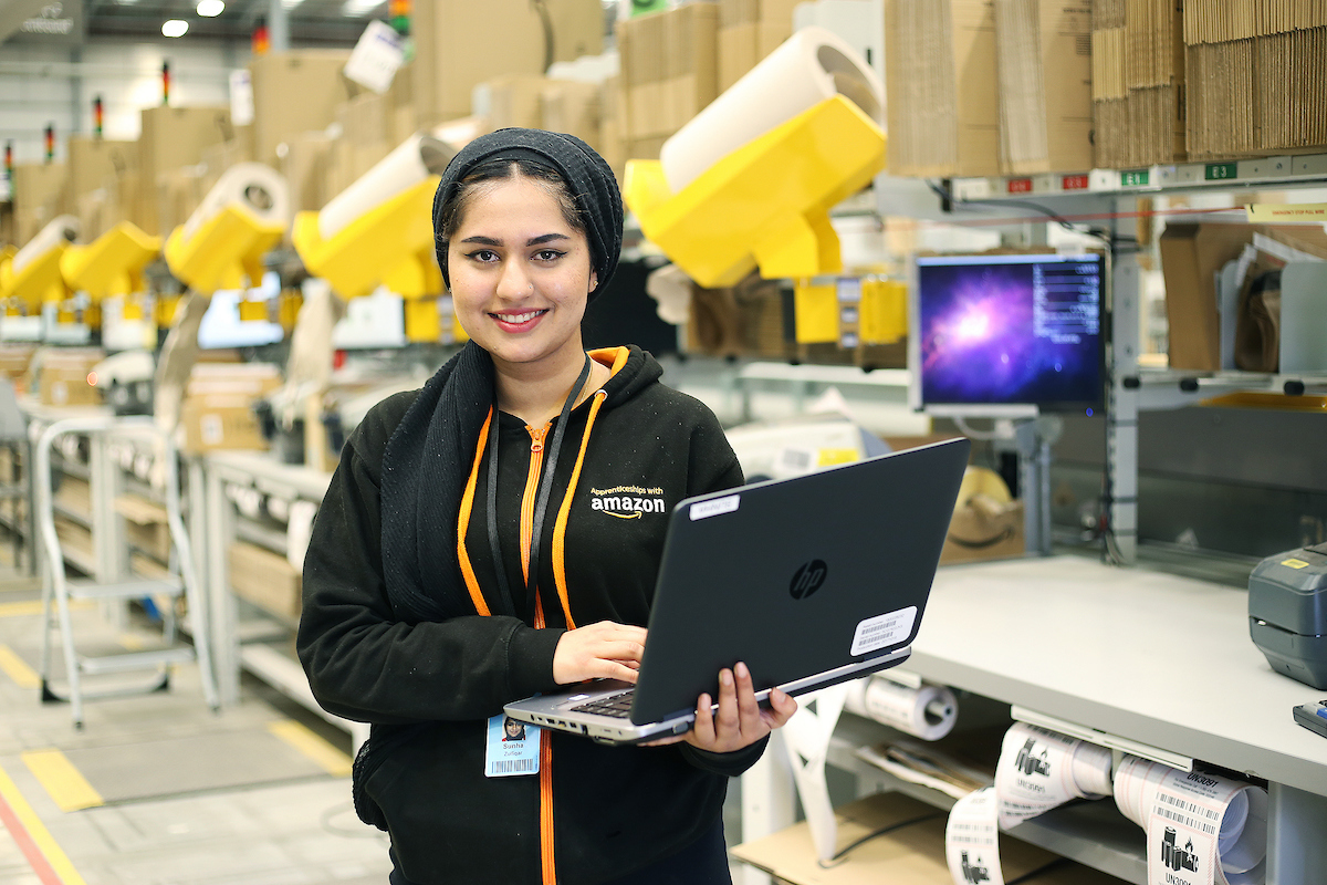 Amazon Ausbildende mit Laptop