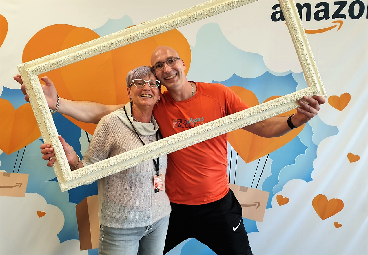 Mutter und Sohn vor einer Fotorückwand mit Herz