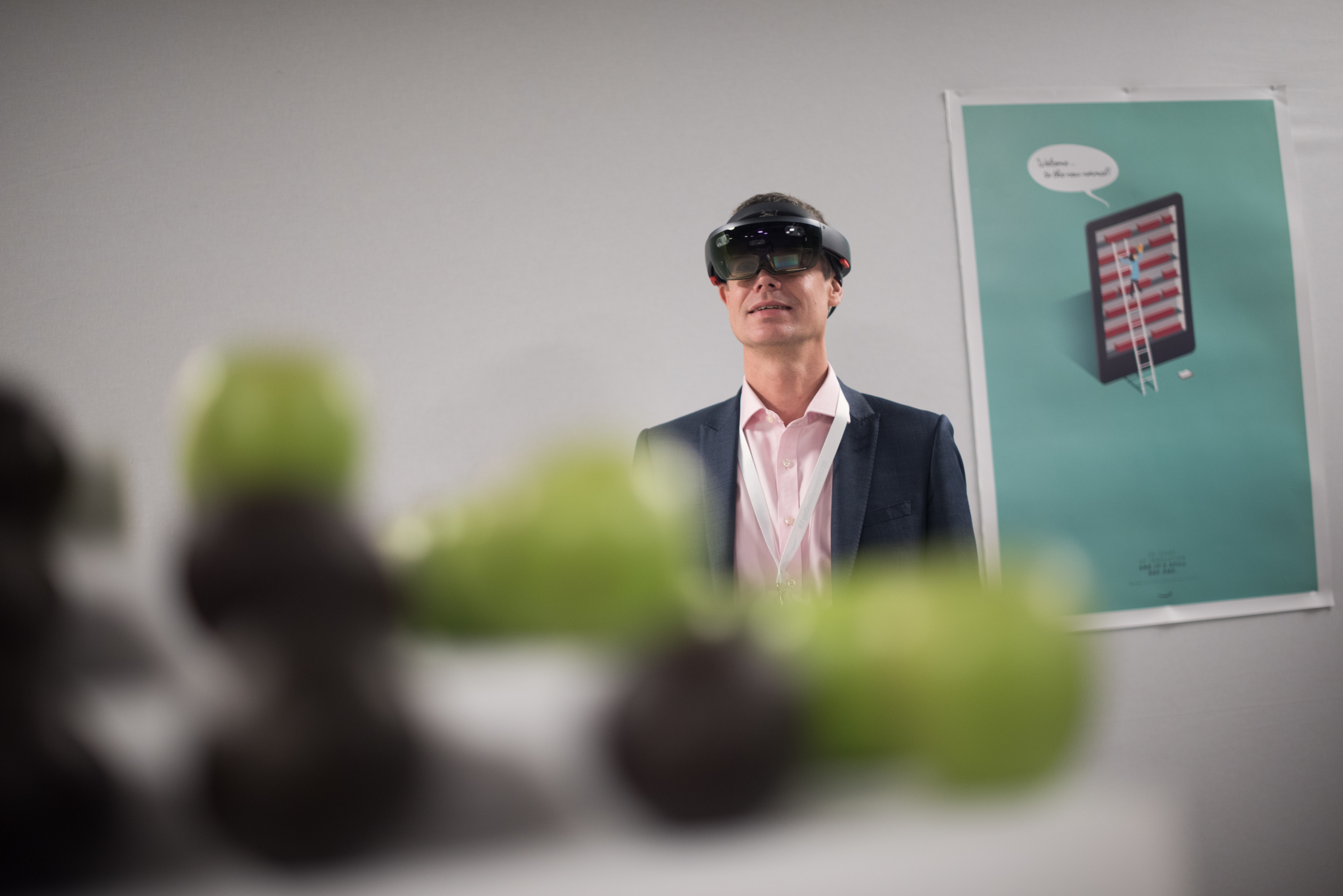 Ein Amazon Mitarbeiter testen eine VR Brille, mit der der Reifegrad von Obst und Gemüse ermittelt werden kann.