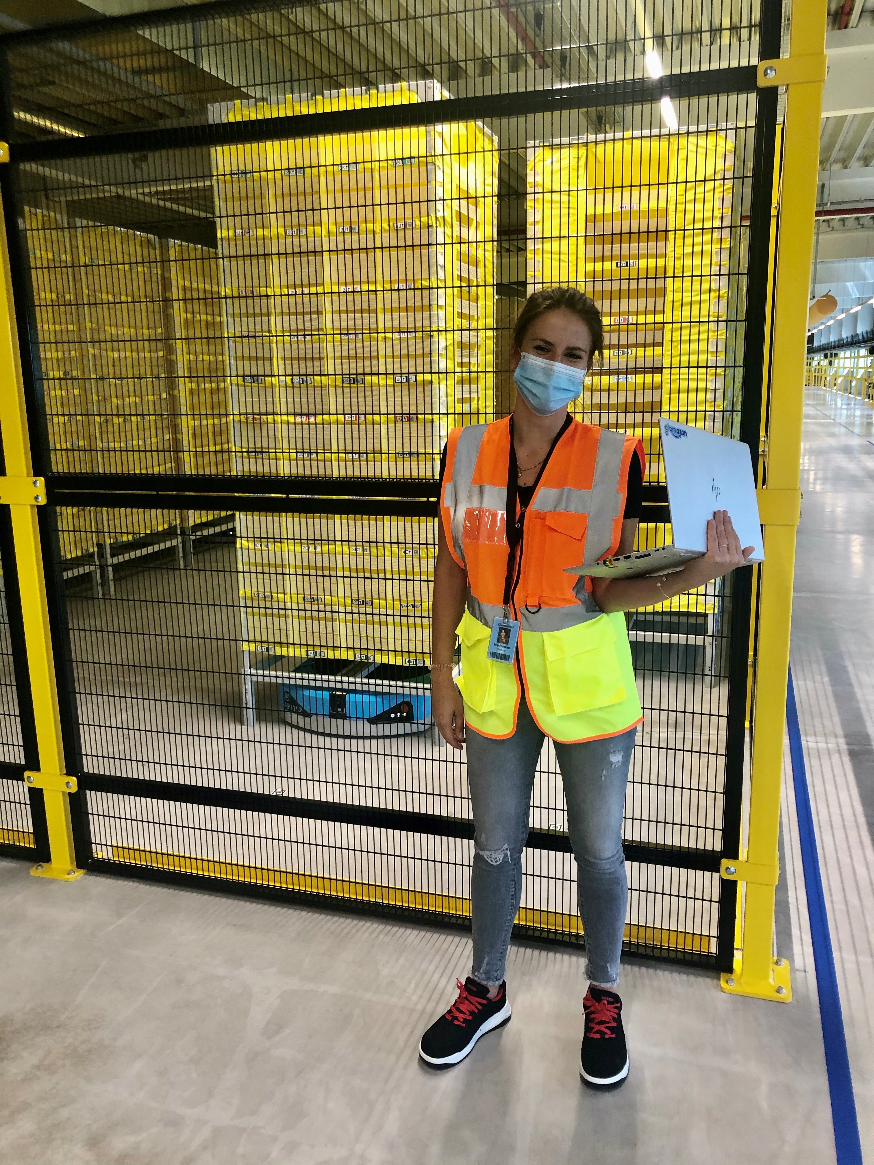 Madeleine Gläser mit Mundschutz und Sicherheitsweste.