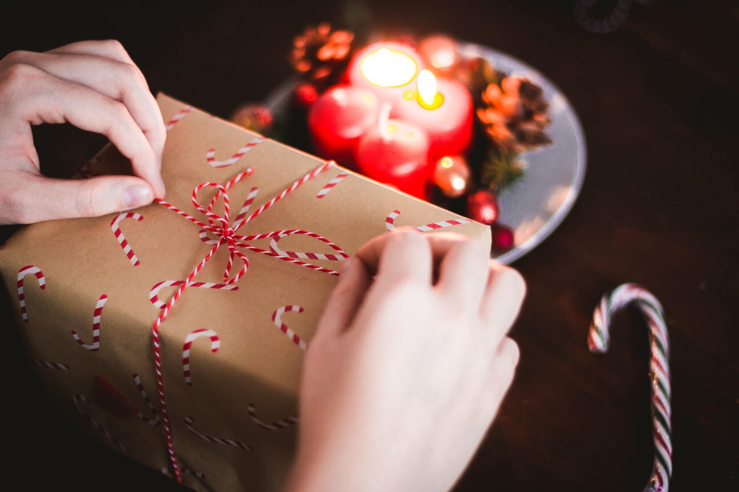 Geschenk_Kerzen_Kerzenschein_Zuckerstange_Schleife