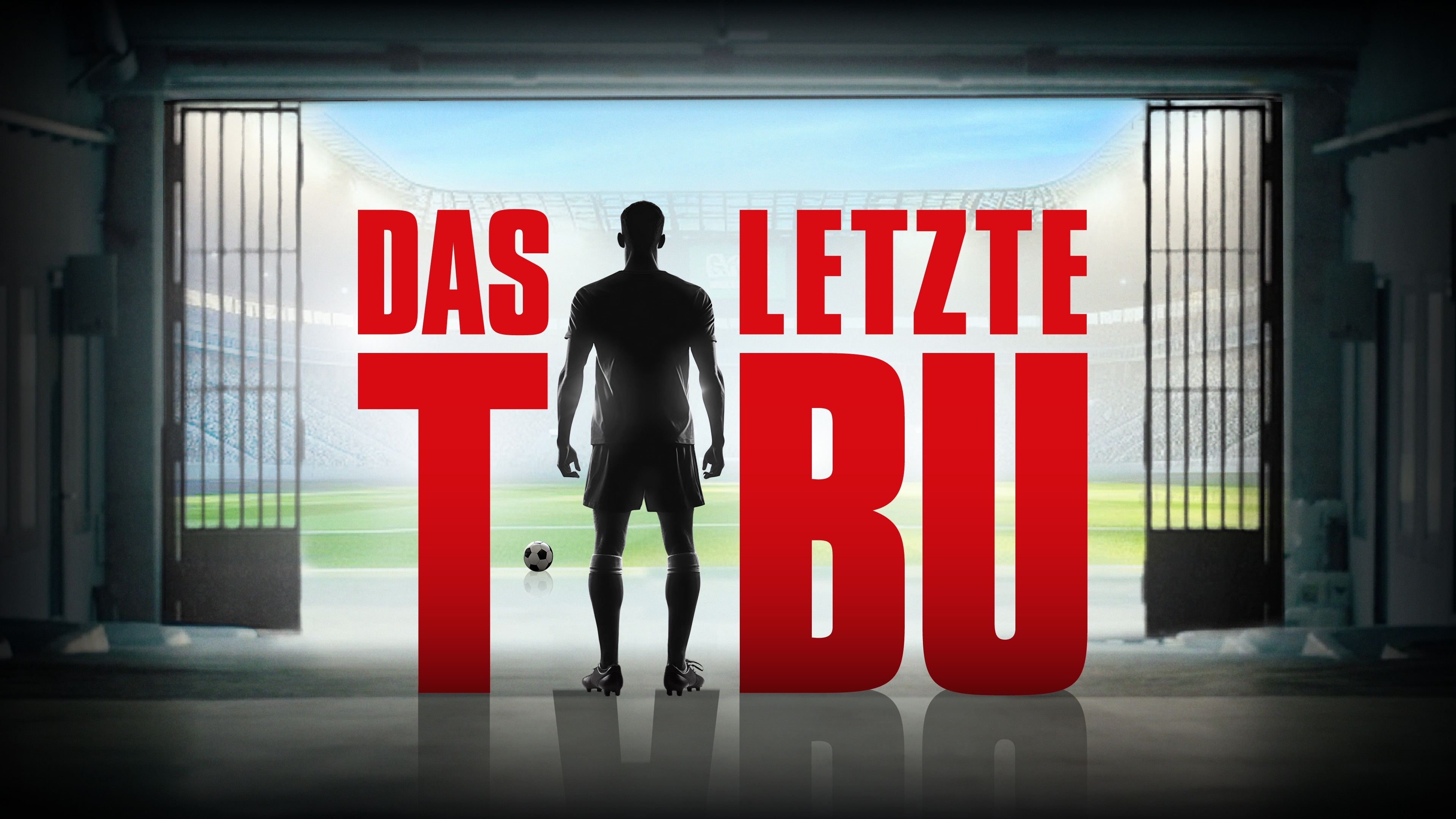 Titelbild der neuen Prime Video-Doku: DAS  LETZTE TABU: Rote Buchstaben für den Titel vor einem Fußballfeld. Das "A" wird durch einen Spieler verkörpert. Man sieht ihn von hinten breitbeinig stehend in grau-schwarzen Farbnuancen.