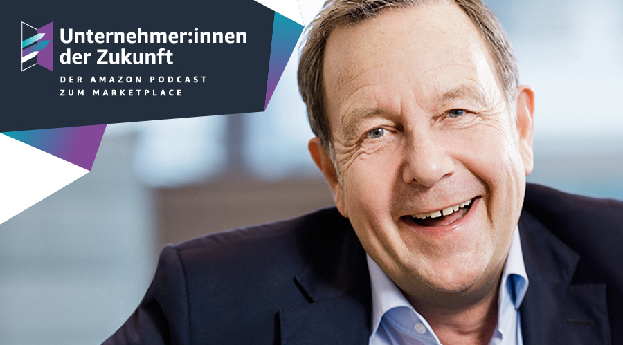 Ralf Kleber im UdZ Podcast. Ein Portrait von Ralf Kleber, auf dem er lacht. Er trägt einen dunklen Anzug und ein helles Hemd. 