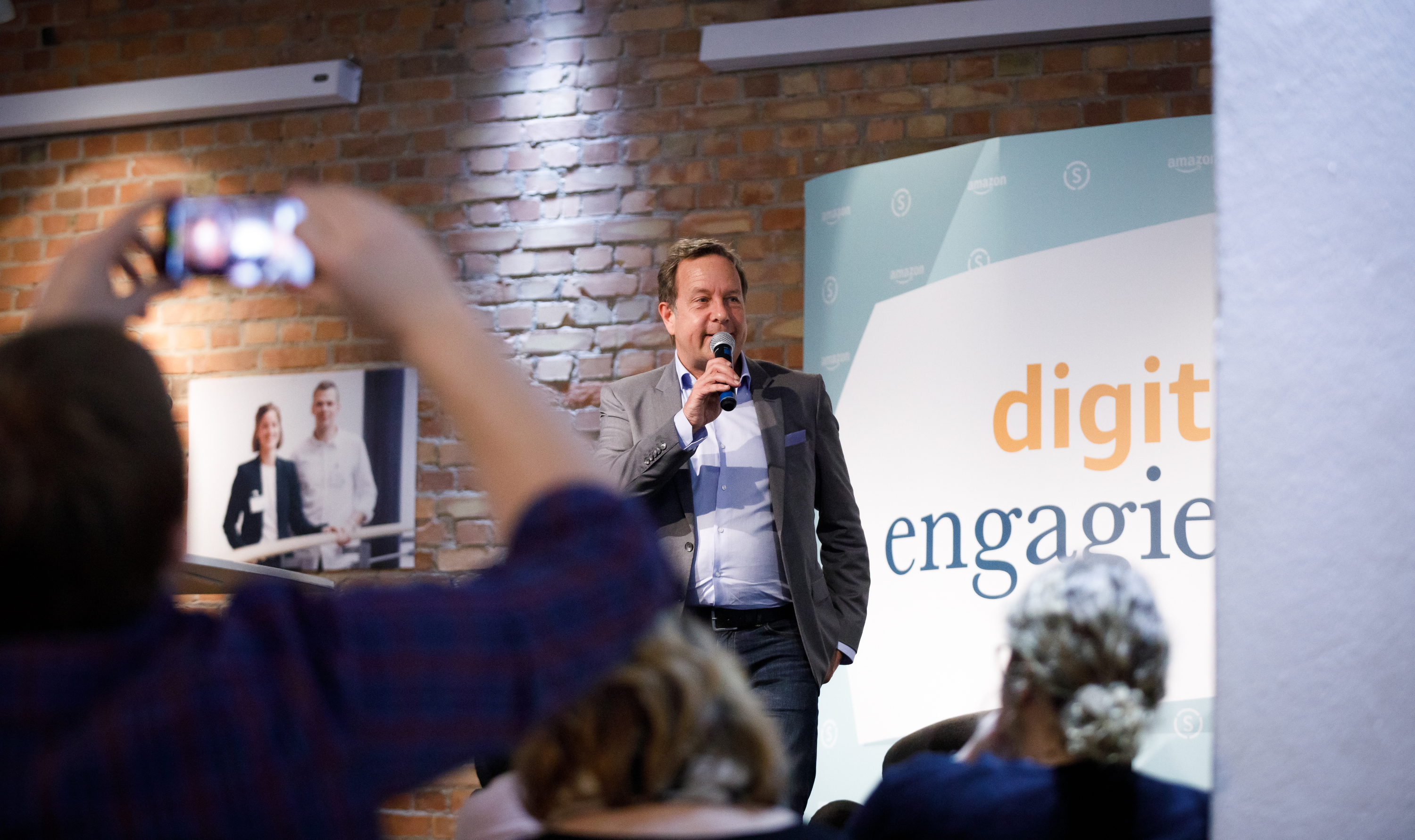 Mann mit Mikrofon hält eine Rede bei der digital.engagiert Preisverleihung