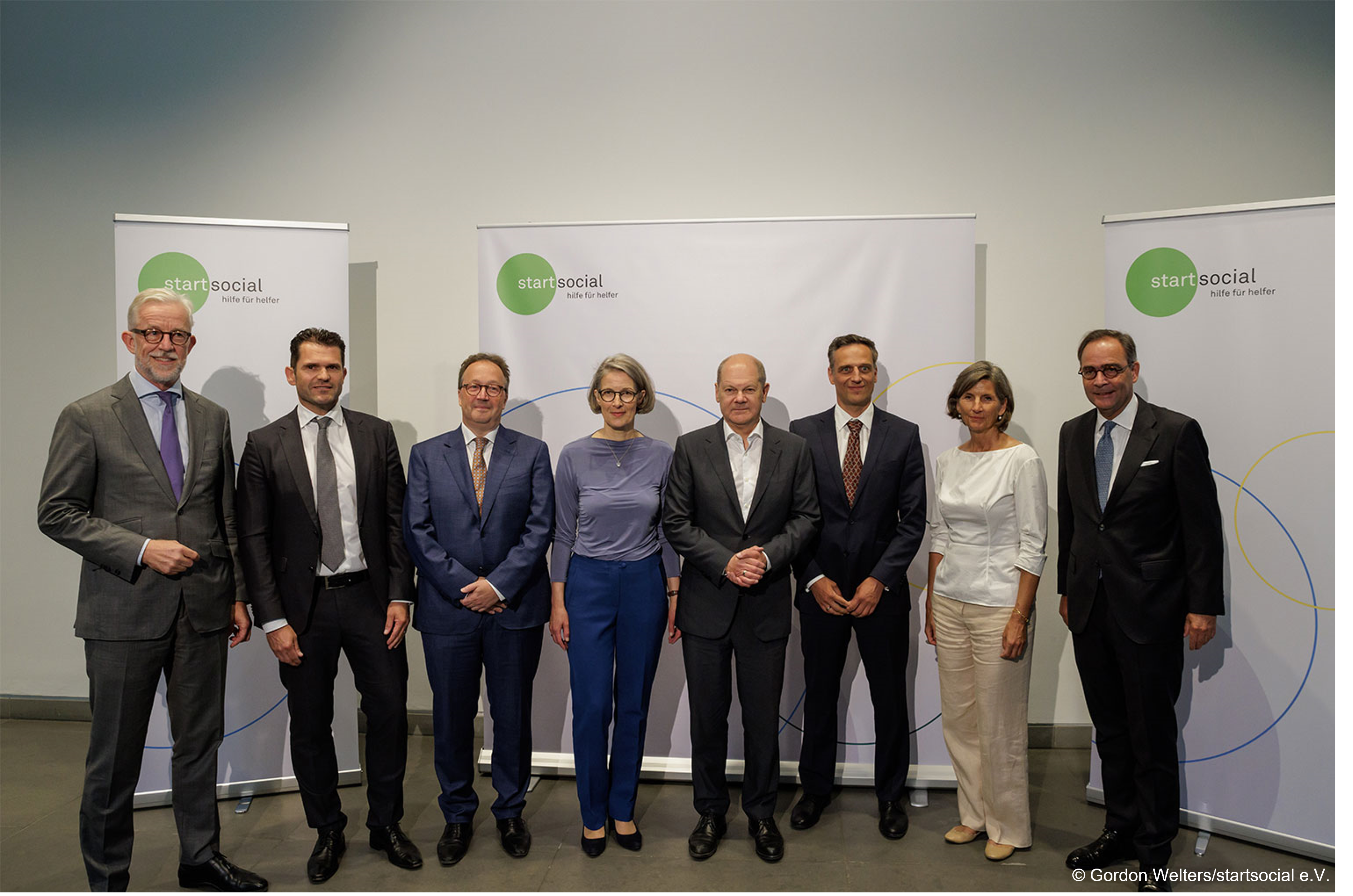 Bundeskanzler Olaf Scholz, Schirmherr von startsocial e.V. mit der Geschäftsführung von startsocial e.V., Dr. Sunniva Engelbrecht und den Laudatoren am 13. Juni 2023 in Berlin. 