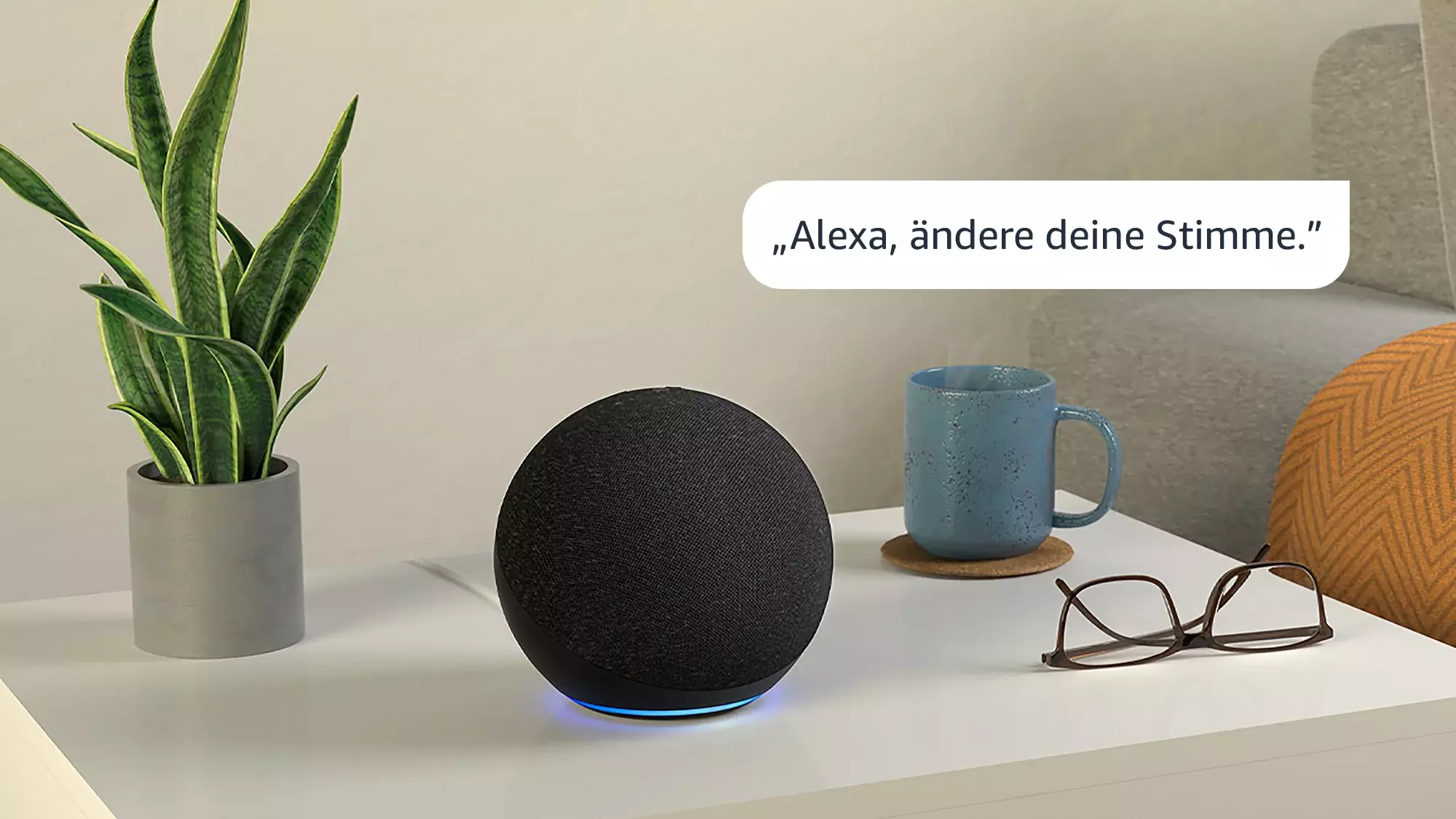 Echo Dot auf einem Tisch mit dem Satz „Alexa, ändere deine Stimme."