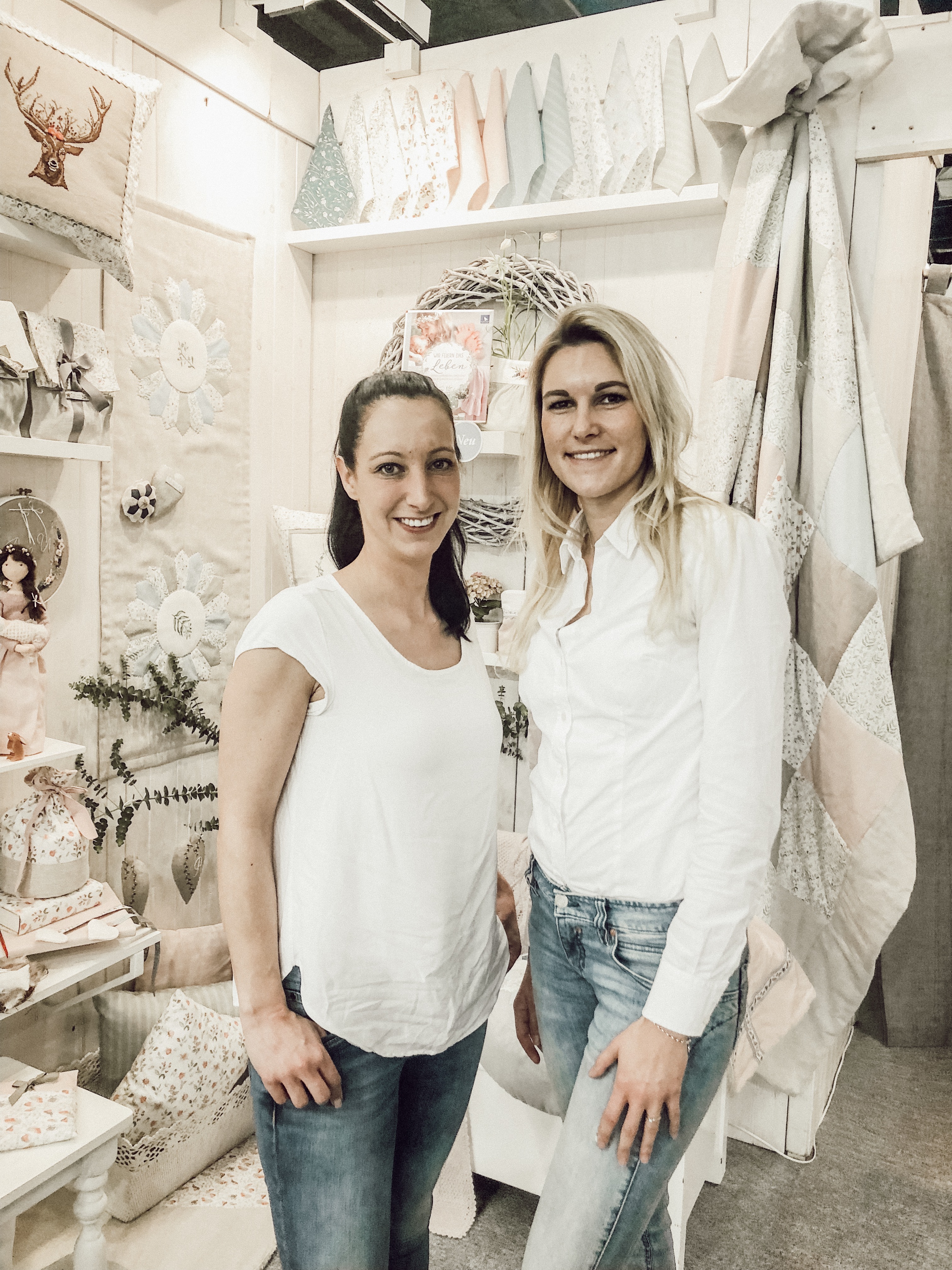 Die Geschäftsführerinnen von Sharlene in ihrem Geschäft.