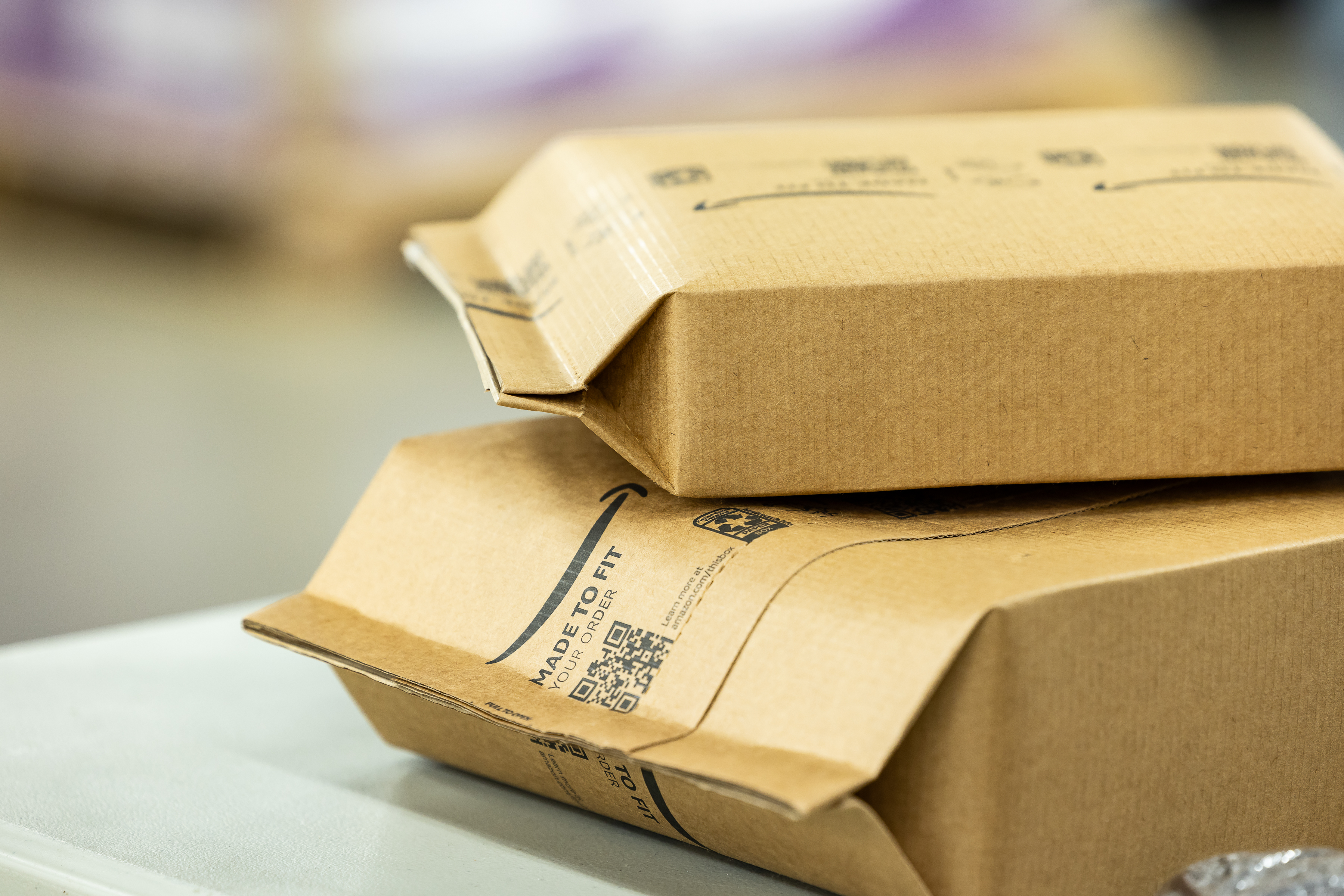 Neue Verpackungen von Amazon die maßgeschneidert sind und Abfall verringern. 