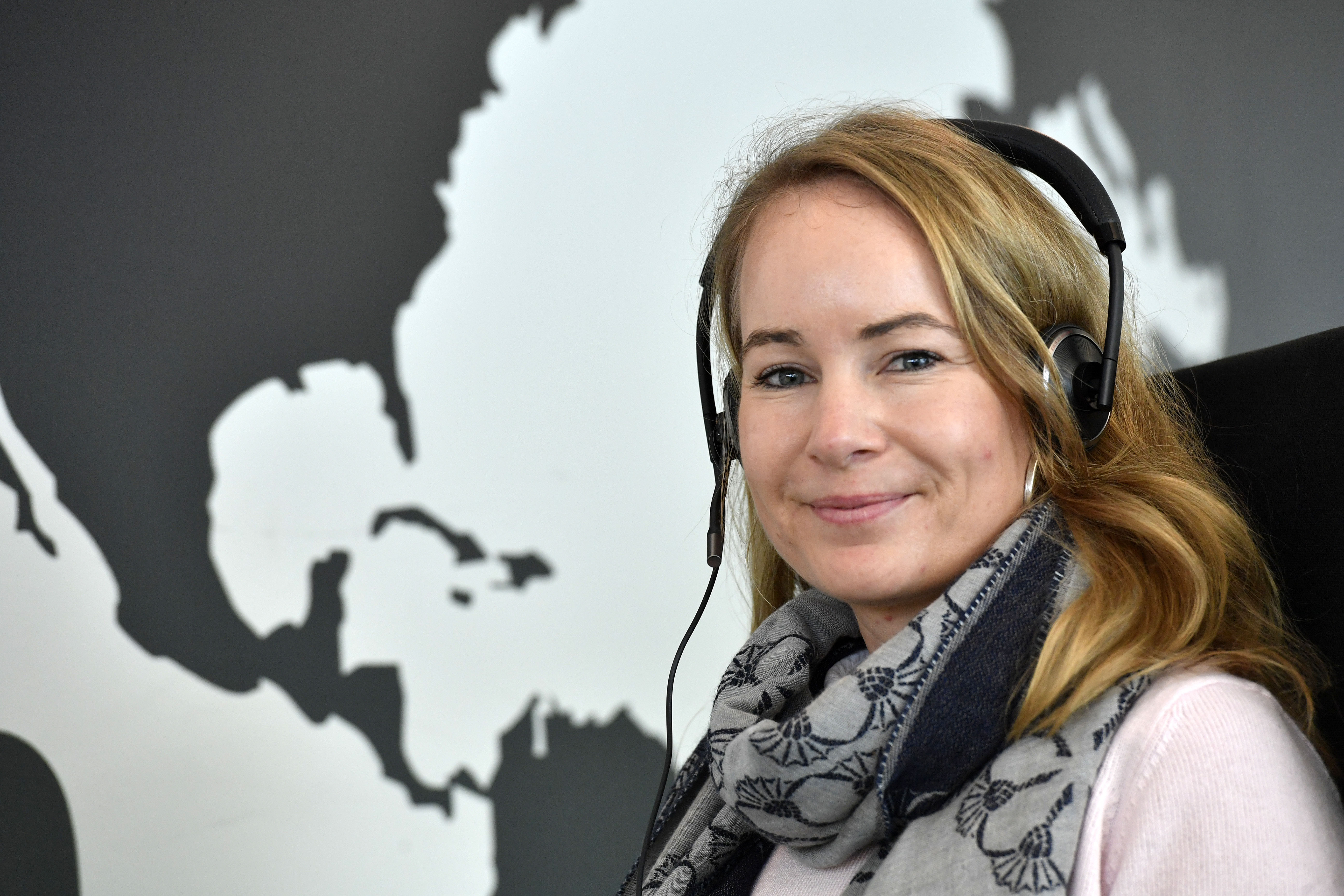 Eine junge Frau mit Kopfhörer