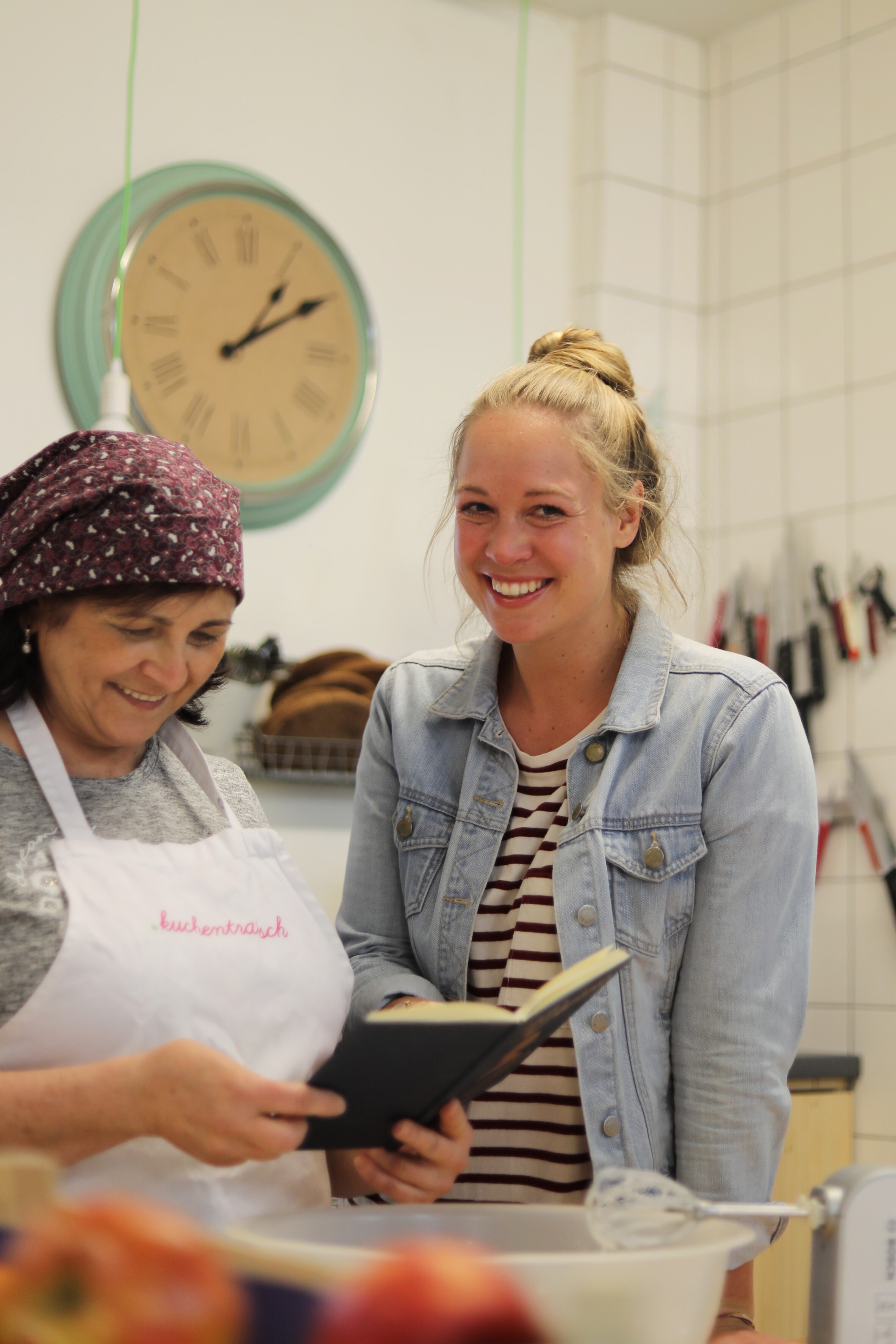 Katharina Mayer von Kuchentratsch in der Backstube