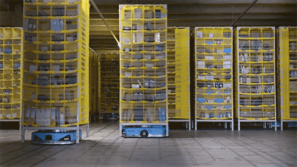 Blaue Roboter transportieren gelbe Türme mit Amazon-Produkten. 