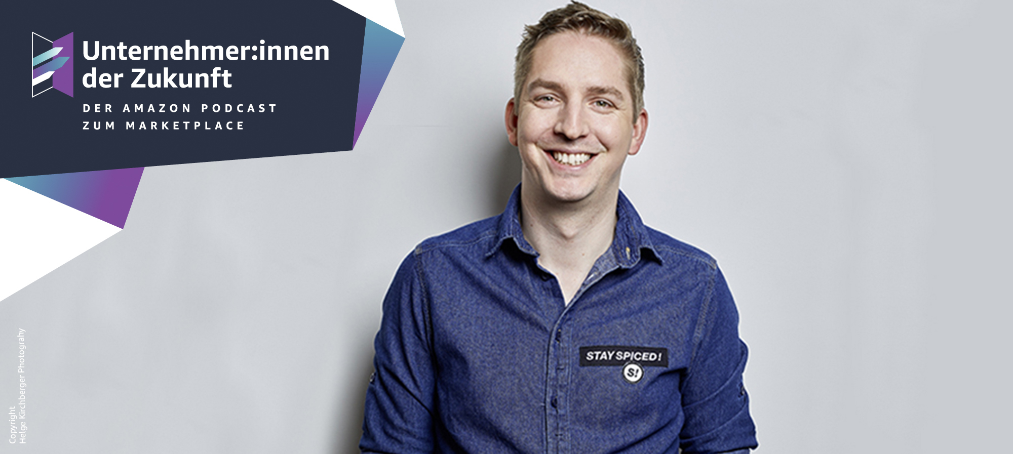 Ein Mann mit kurzen dunklen Haaren und einem Jeans-Hemd lacht in der Kamera. Der Schirftzug "Unternehmer:innen der Zukunft" ist links eingeblendet.