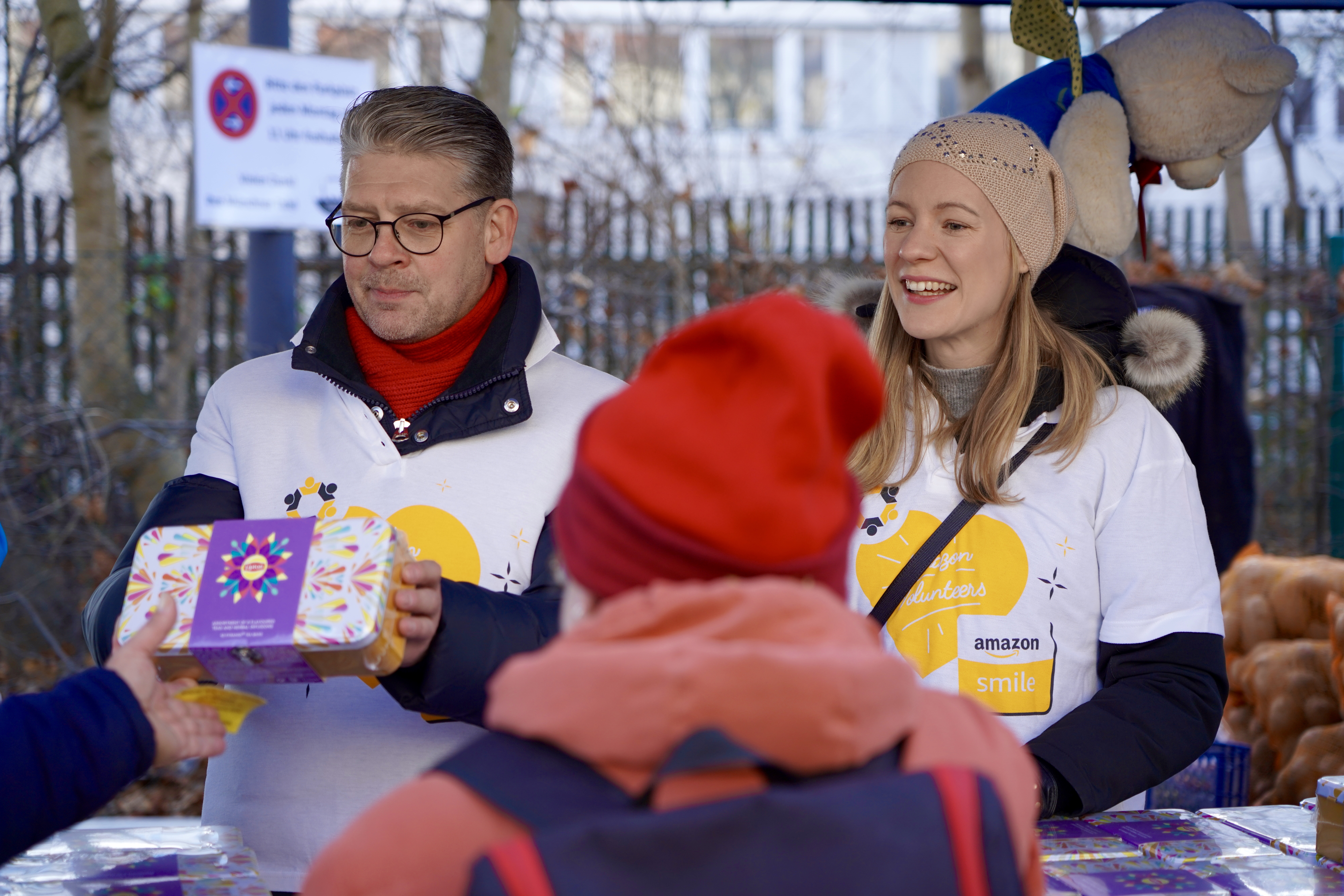 Amazon MitarbeiterInnen verteilten vor Weihnachten Sachspenden bei der Münchner Tafel.jpeg