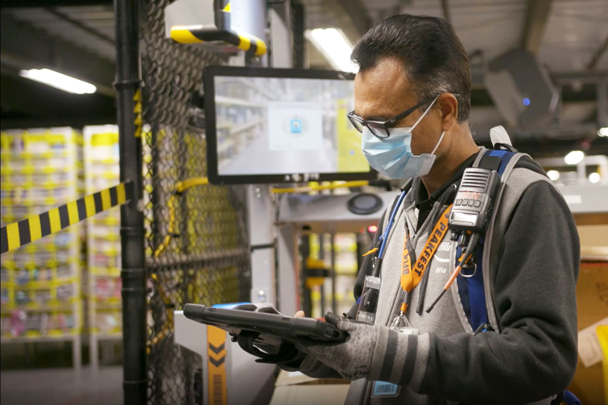 Amazon Mitarbeiter mit Maske bei der Arbeit.