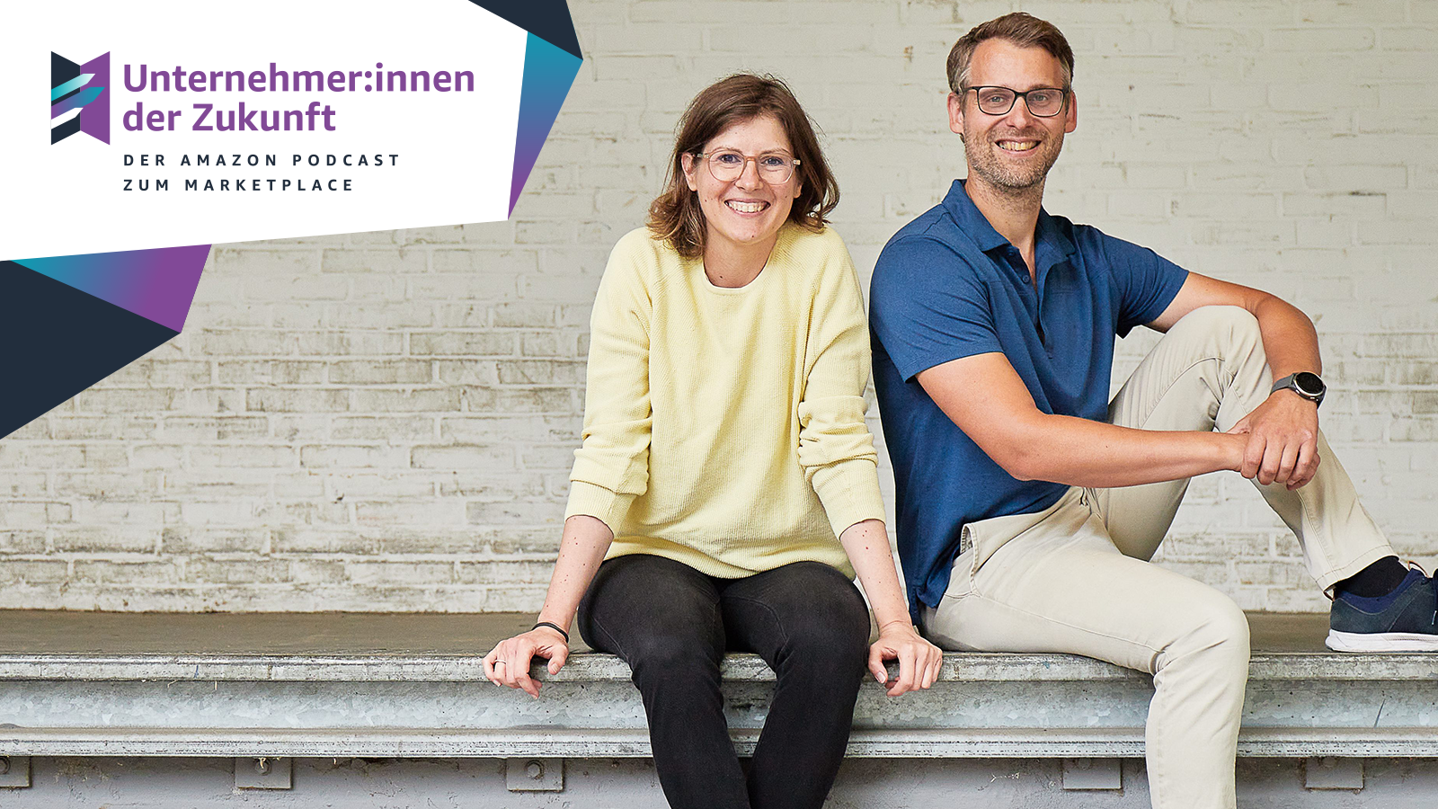 Podcastgäste Ulrike Supa-Kunkel und Florian Supa vom Spielwarenunternehmen BIECO sitzend vor einer Steinwand neben dem Unternehmer:innen der Zukunft Logo des Amazon Podcasts zum Marketplace.