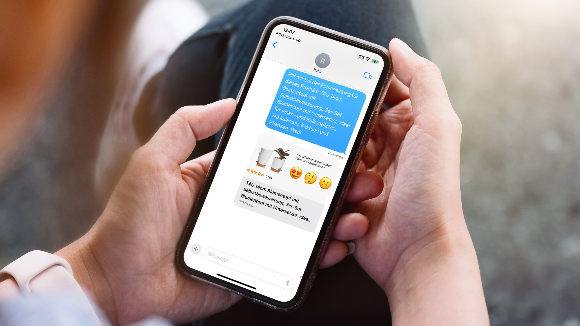 Man sieht Hände, die ein Handy halten auf der in der Amazon App das neue Social Shopping Feature zu sehen ist.