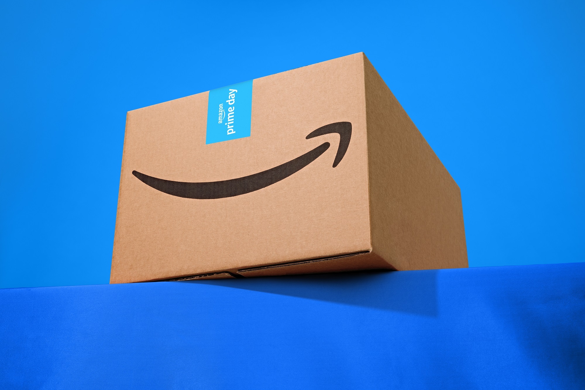 Bild einer Karton mit dem Amazon-Smile auf blauem Hintergrund