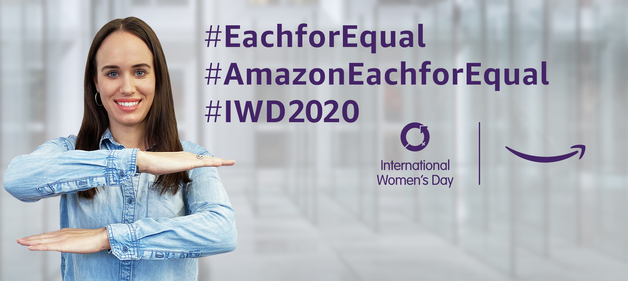 Links im Bild ist eine Frau zu sehen, die mit ihren Armen ein Gleichheitszeichen formt (als Symbol für Gleichberechtigung); rechts im Bild sind die Hasthags "EachforEqual", "AmazonEachforEqual" und "IWD2020" zu lesen sowie das Logo des Weltfrauentags und das Amazon Logo abgebildet (alles in lila Schriftfarbe)