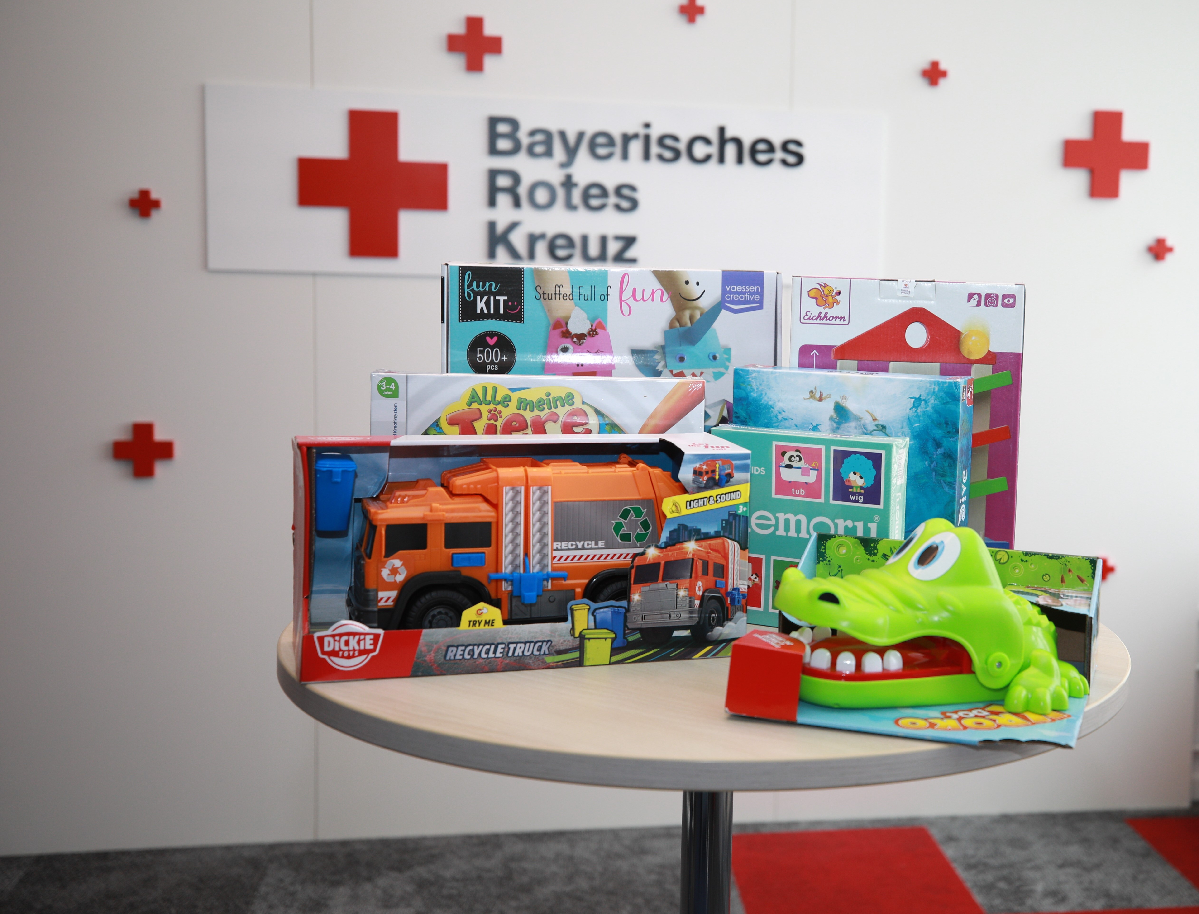 Amazon spendet Spielzeug n das Bayerische Rote Kreuz (BRK), das an Kinder in Bayern verteilt wird.