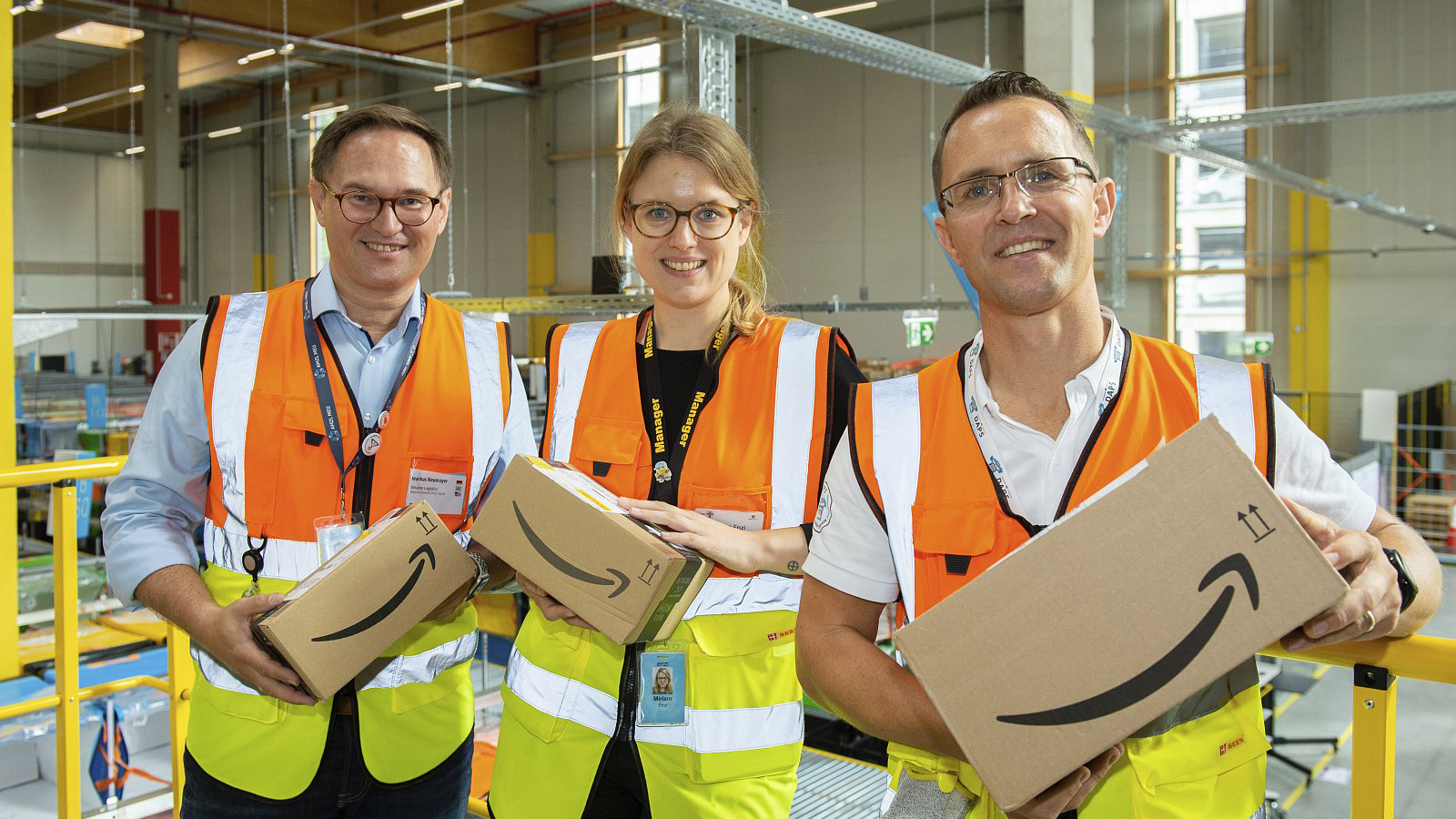Markus Neumayer (links), Miriam Enzi und Jordan Kremnitzer (rechts) von Amazon Logistics
