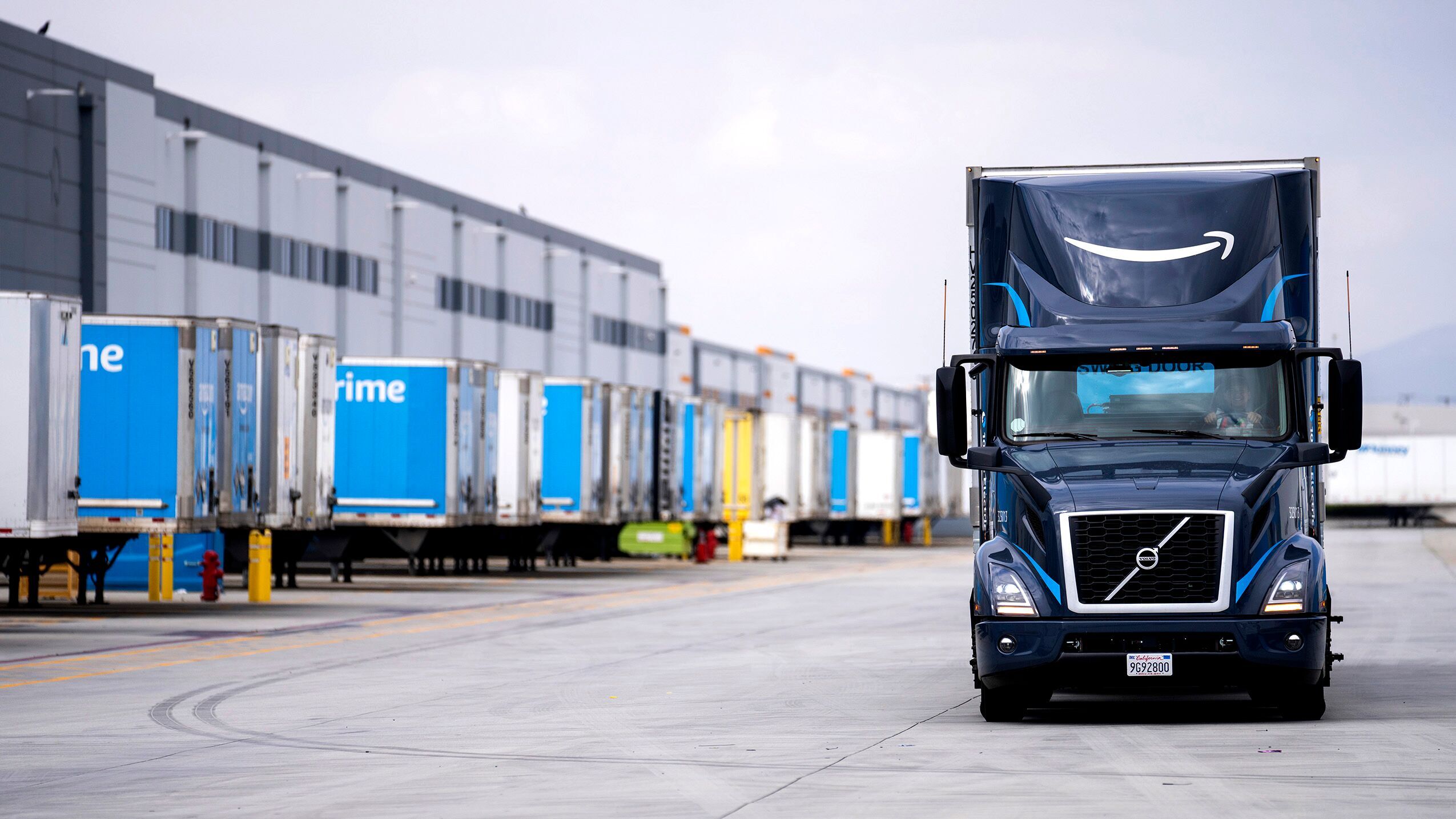 An image of Amazon's heavy-duty electric truck.