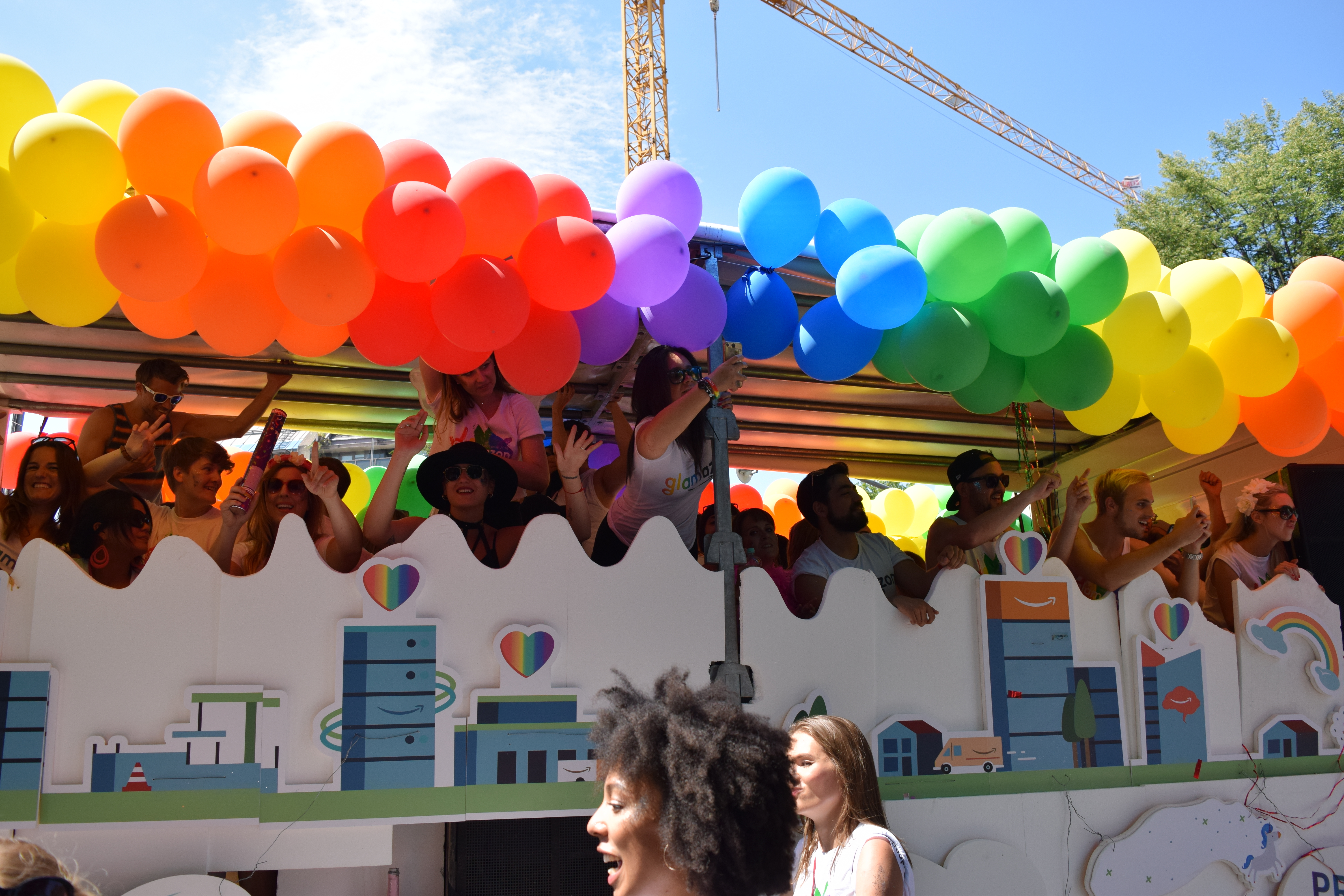 Glamazon-Wagen und Mitarbeiter von Amazon beim Christopher Street Day in München.