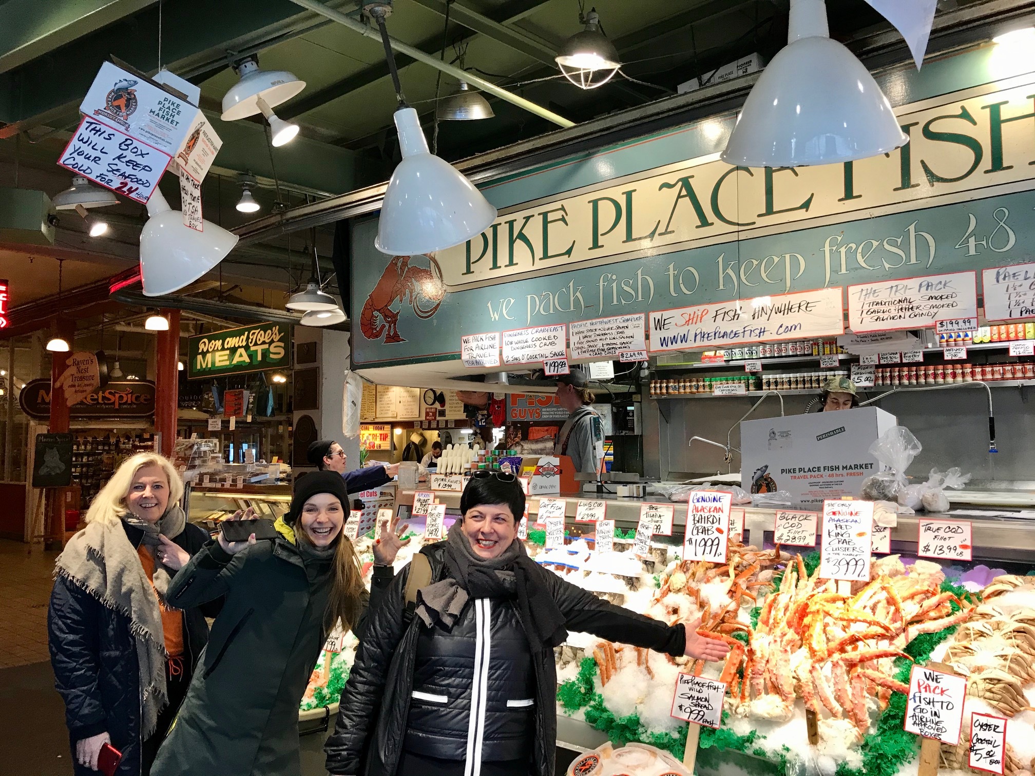 Foto von UdZ-Gewinnerinnen und ihren Coaches auf einem Markt